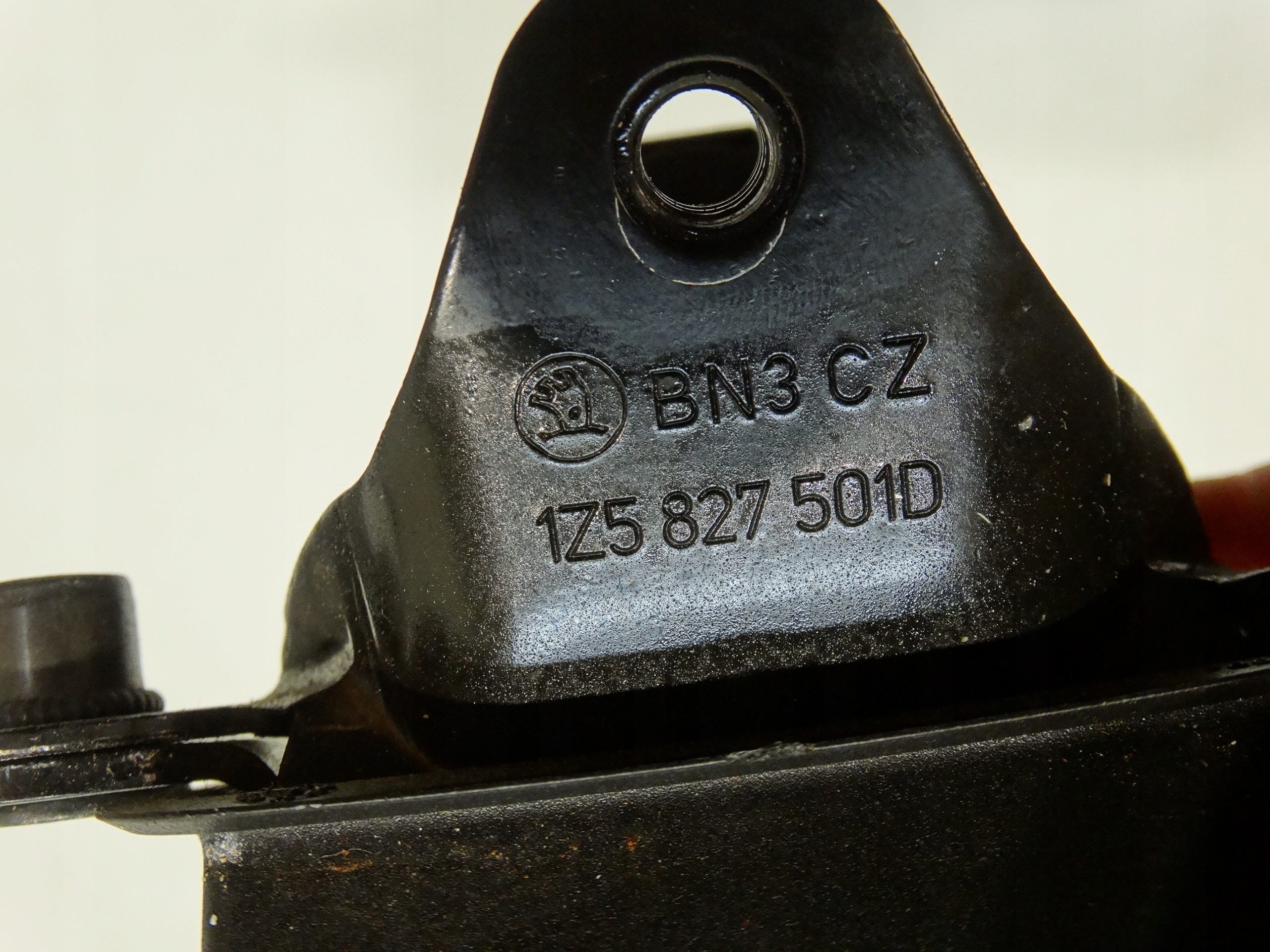 lock bonnet boot SKODA OCTAVIA II 1Z5827501D