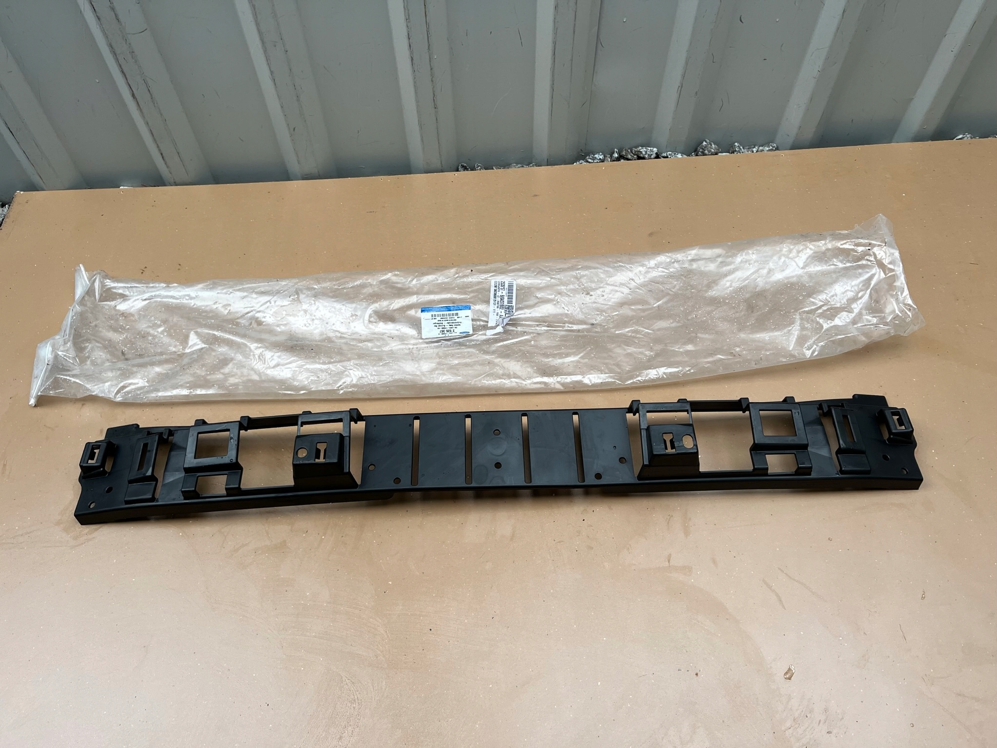 LV4B-17E898 - ESCAPE KUGA III MK3 19R-КРІПЛЕННЯ БАМПЕРА ЦЕНТР