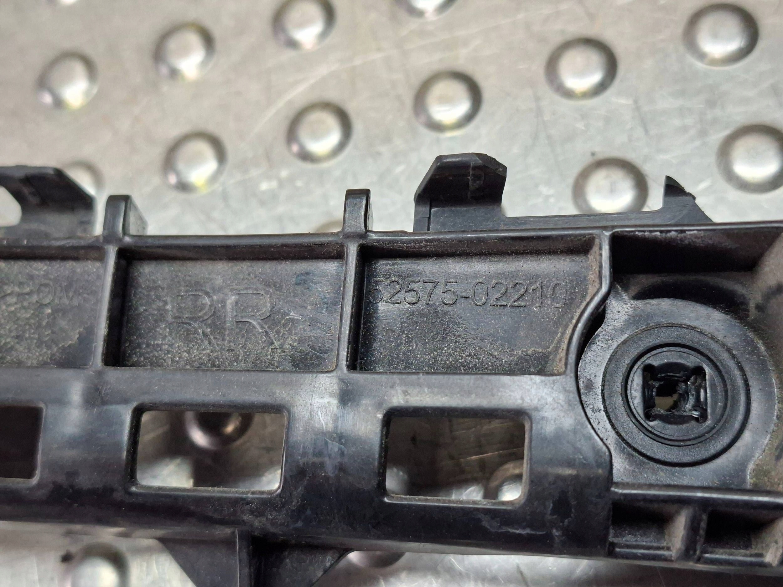 Support Support plaque Pare choc Arrière Droite TOYOTA COROLLA E12 19- Berline 52575-02210