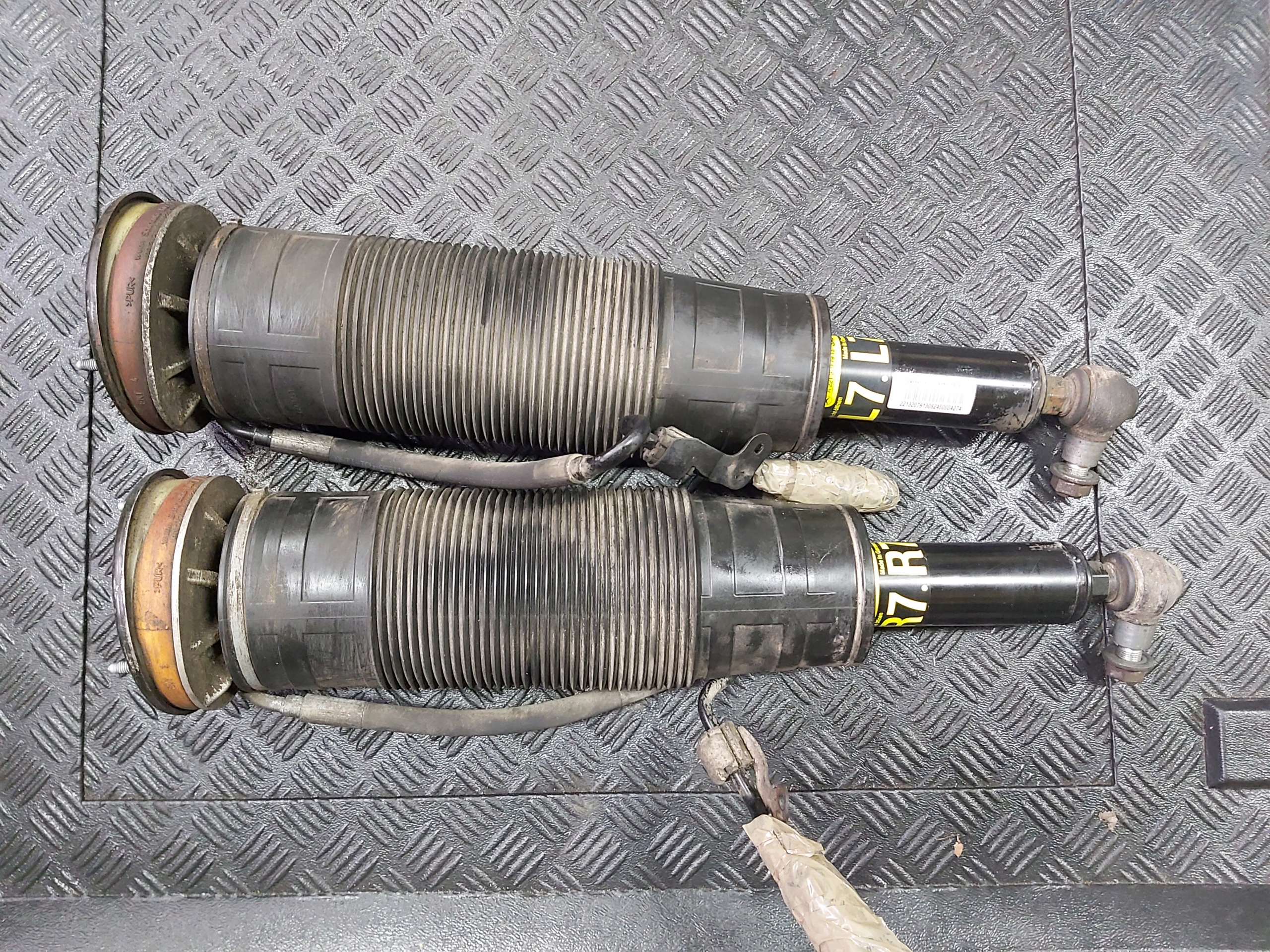 shock absorber right front MERCEDES W216 2213208013