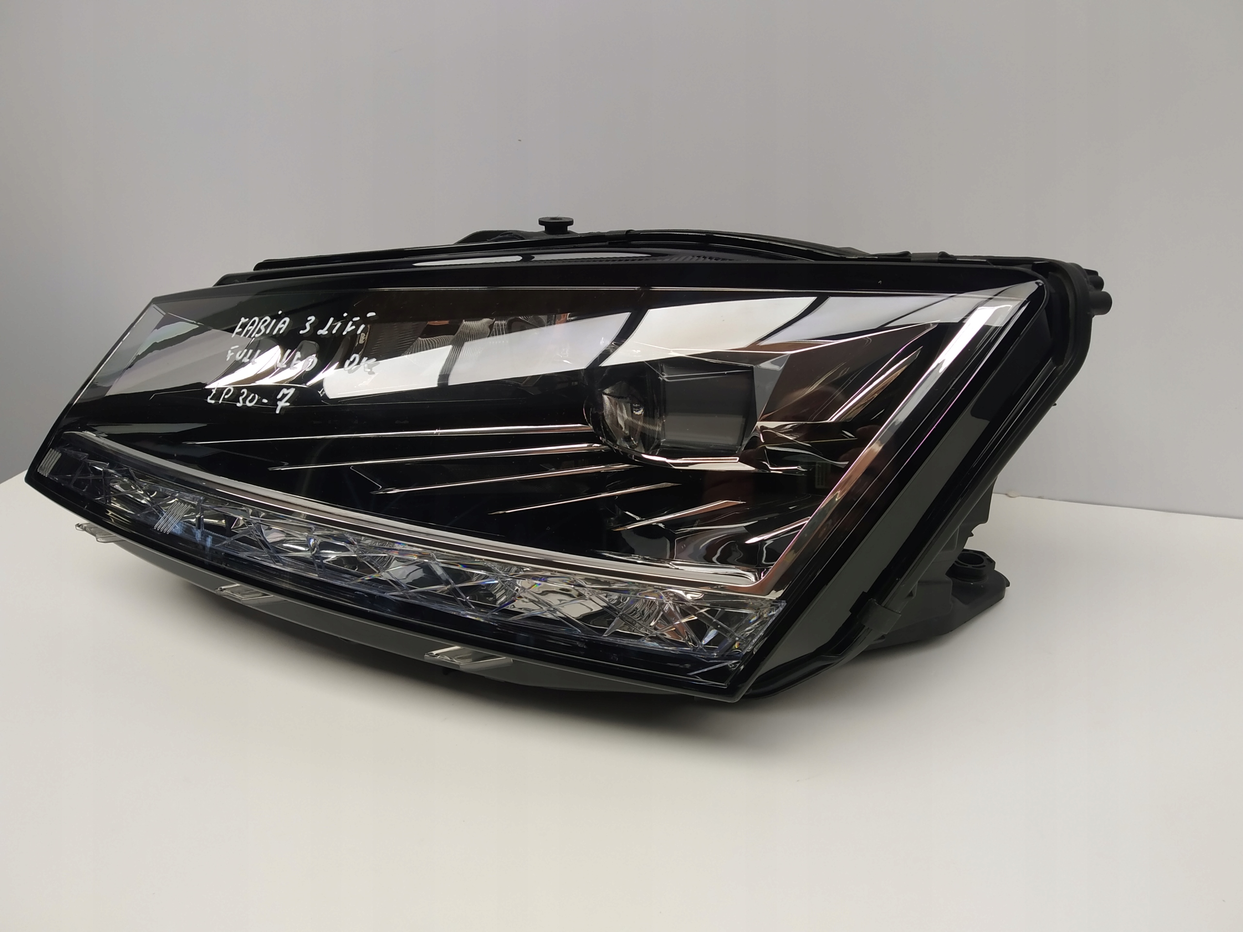 2018r + Skoda Fabia III lift reflektor FULL LED light front left 6V1941015F