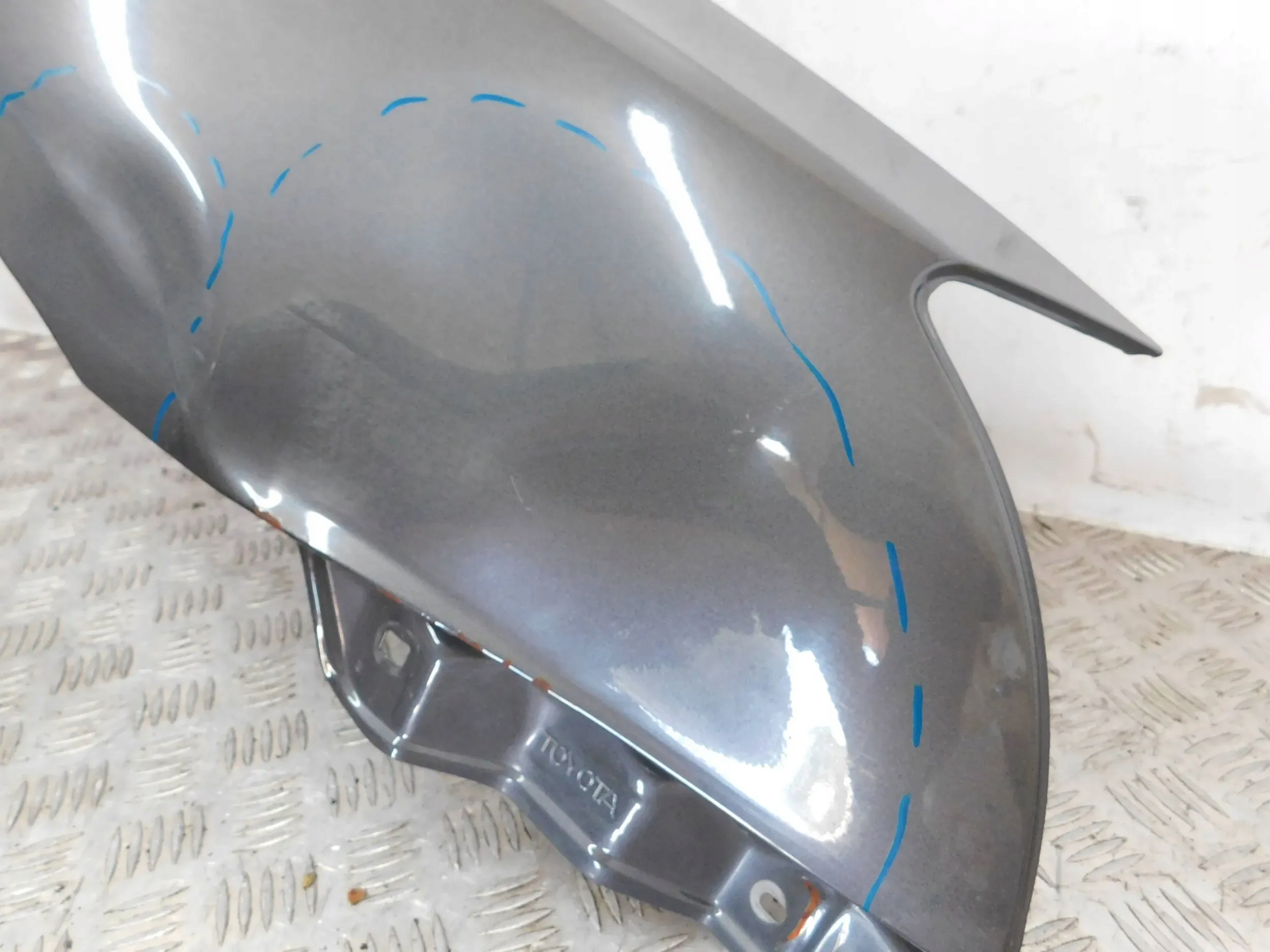 fender front front right TOYOTA AVENSIS T25