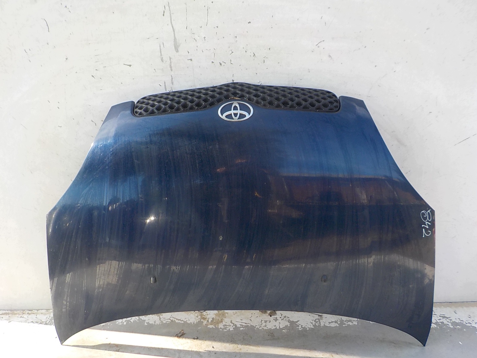 842 TOYOTA YARIS e Cofano