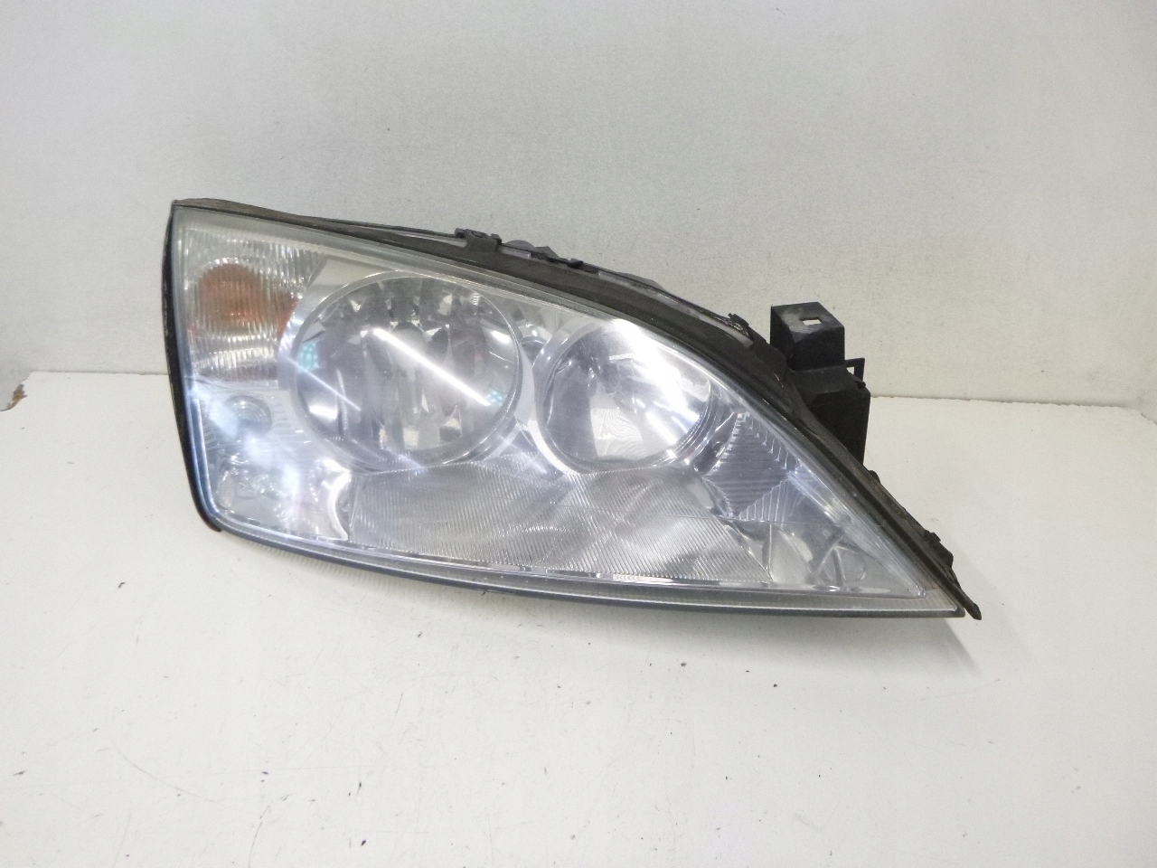 light front Ford Mondeo III 04r.