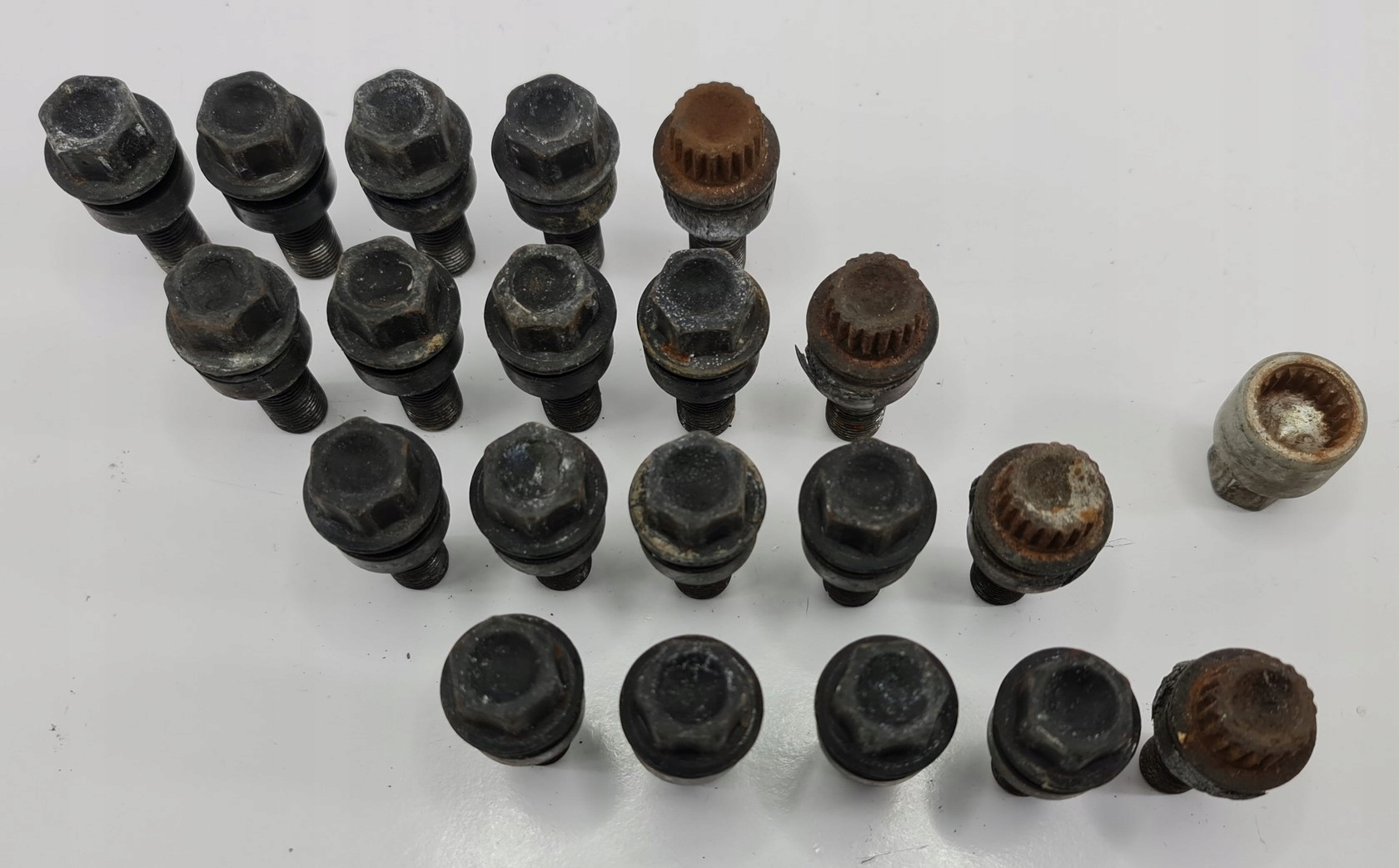 ГВИНТИ ДЛЯ ОБОДА ЗЛОДІЙ PORSCHE CAYENNE II ПОВНИЙ КОМПЛЕКТ