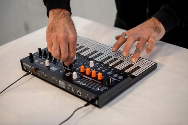 ARTURIA MICROFREAK - syntezator hybrydowy Marka Arturia