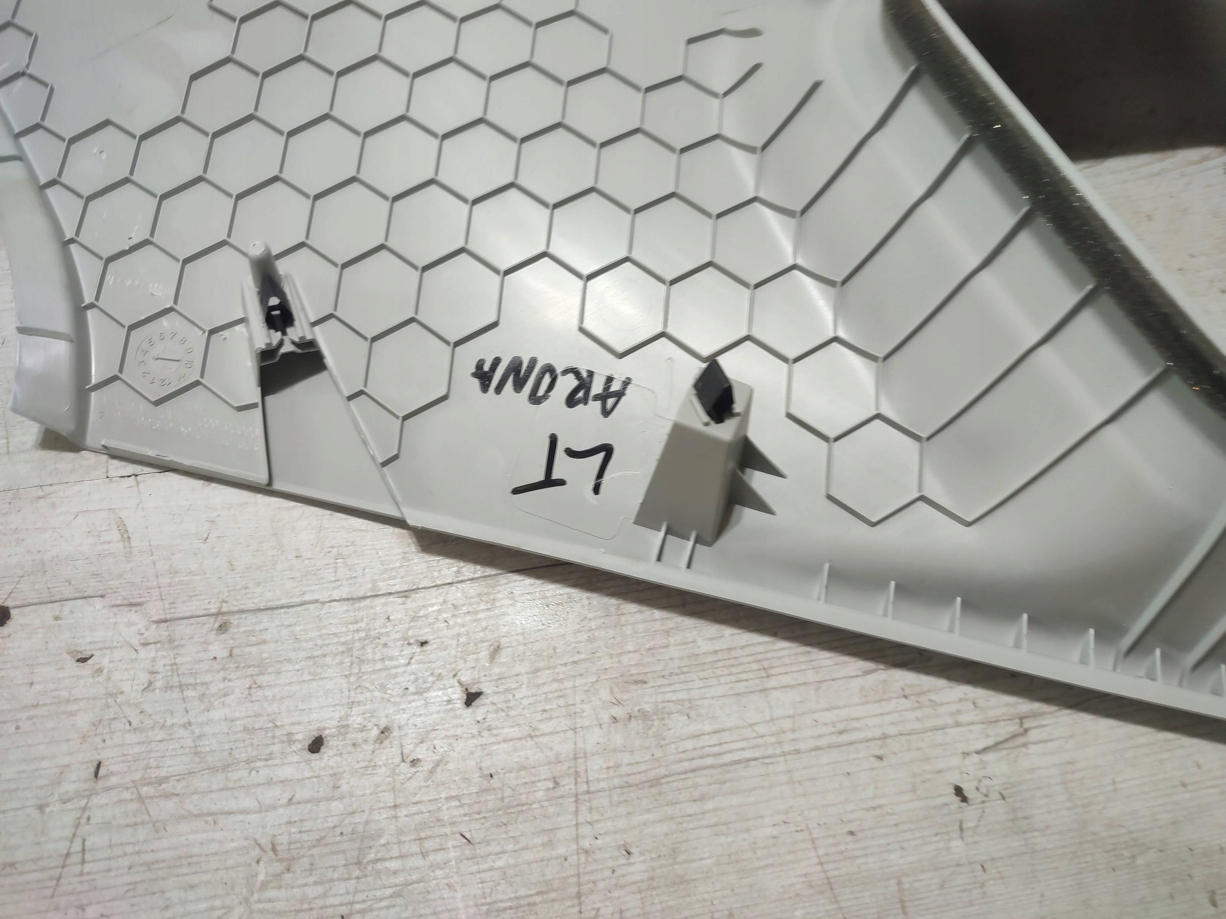 Seat Arona 2019 rear part side left cover central slupka / C