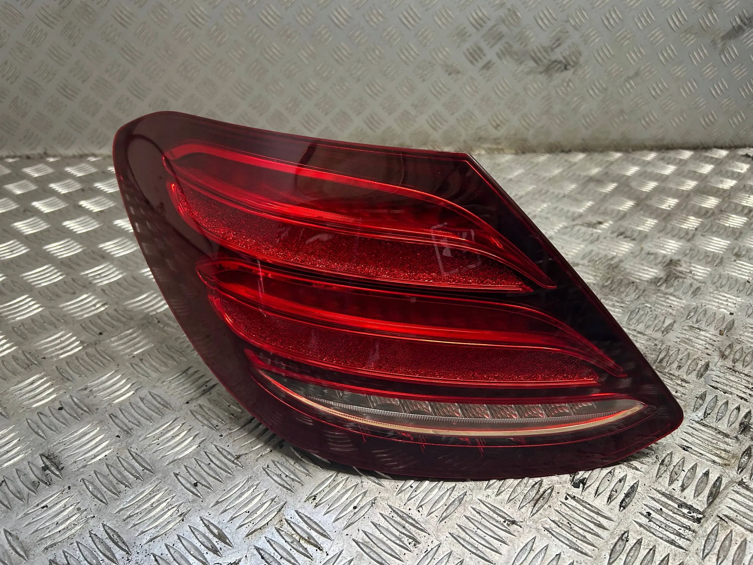 LAMPA LEWY TYŁ TYLNA KOMPLETNA MERCEDES W213 2016--> SEDAN A2139067700