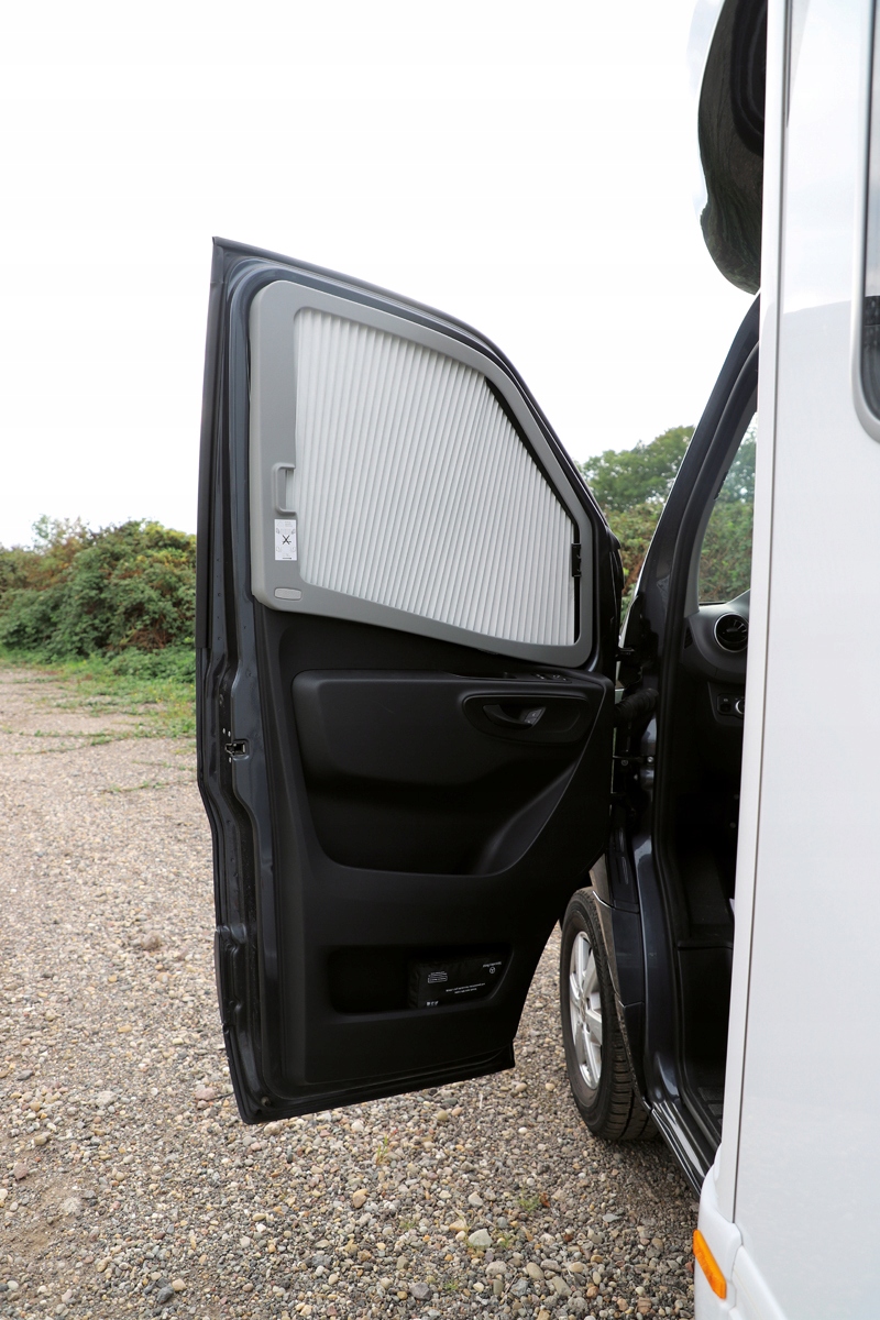 10021023, 10021024 - ЖАЛЮЗИ ШТОРЫ СТОРОНА НИЧЬЯ СПРИНТЕР 2006-2018