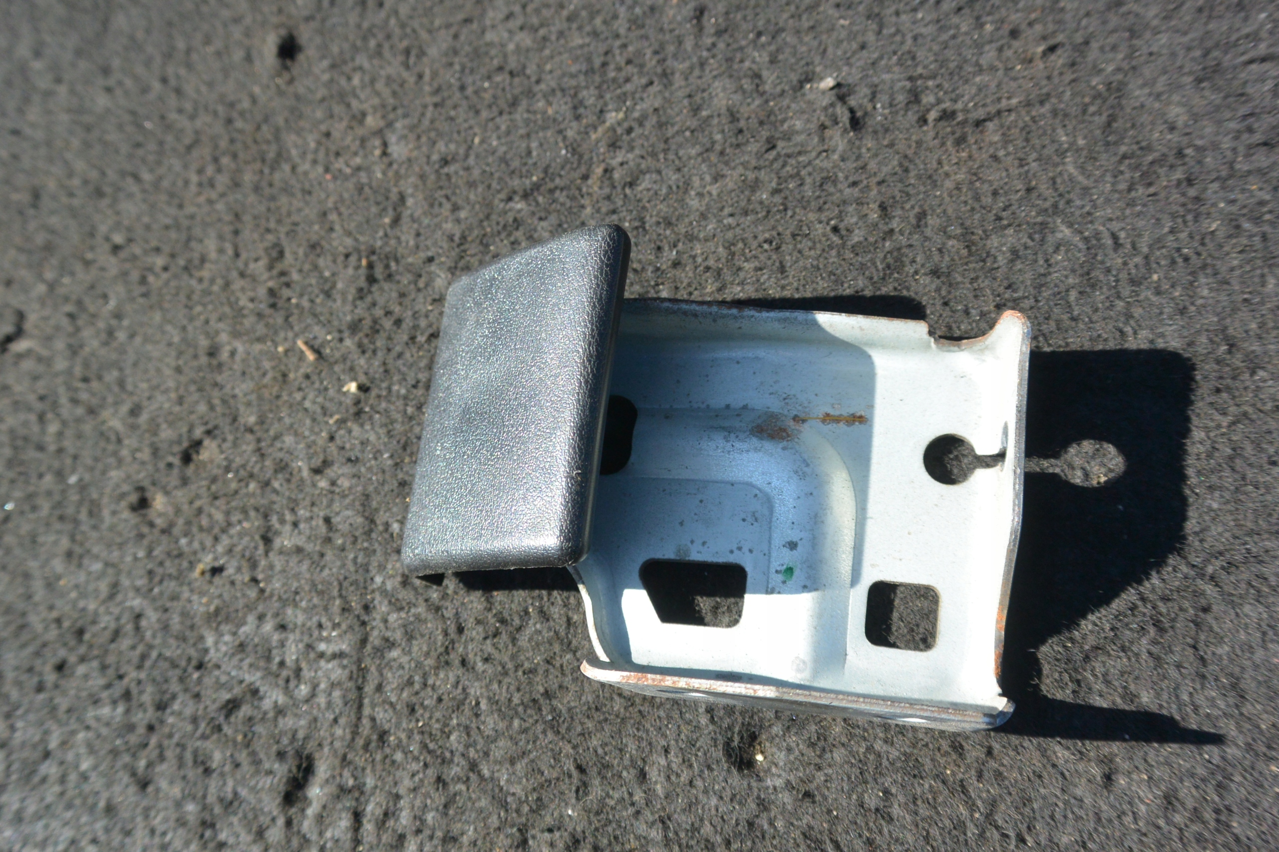 POIGNÉE POUR L’OUVERTURE DU CAPOT NISSAN MAXIMA QX A33 EU