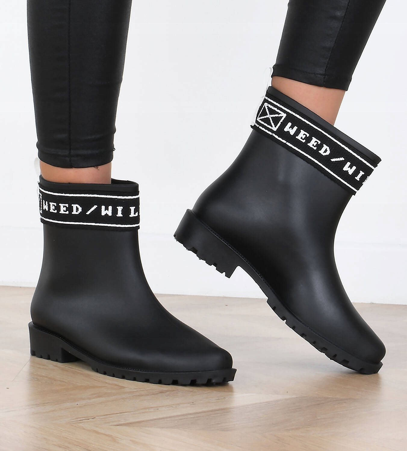 KALOSZE MATOWE BOTKI CZARNE Z NAPISEM 38 Materiał zewnętrzny guma