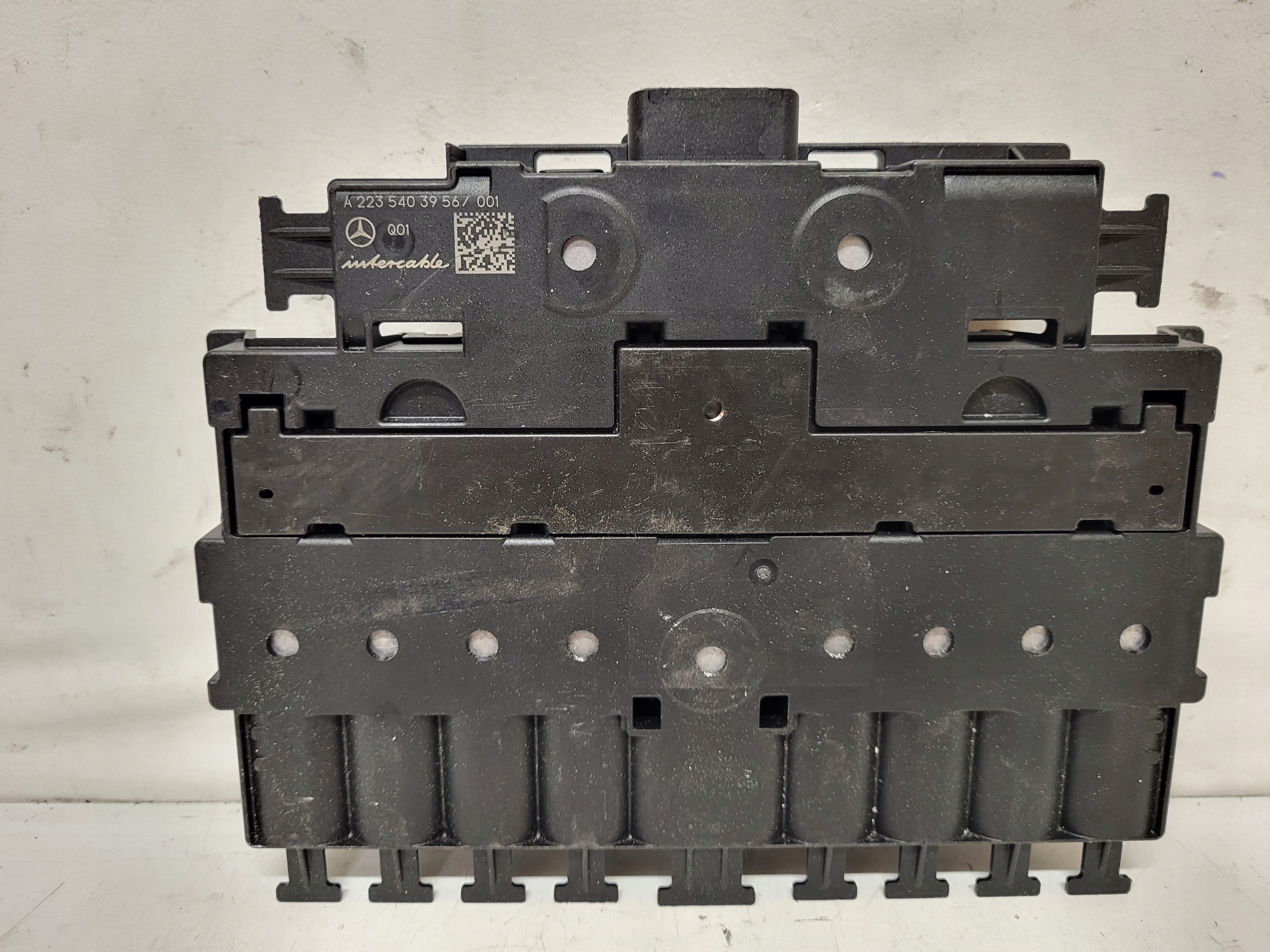 GNIAZDO BEZPIECZNIKÓW MERCEDES A2235403956