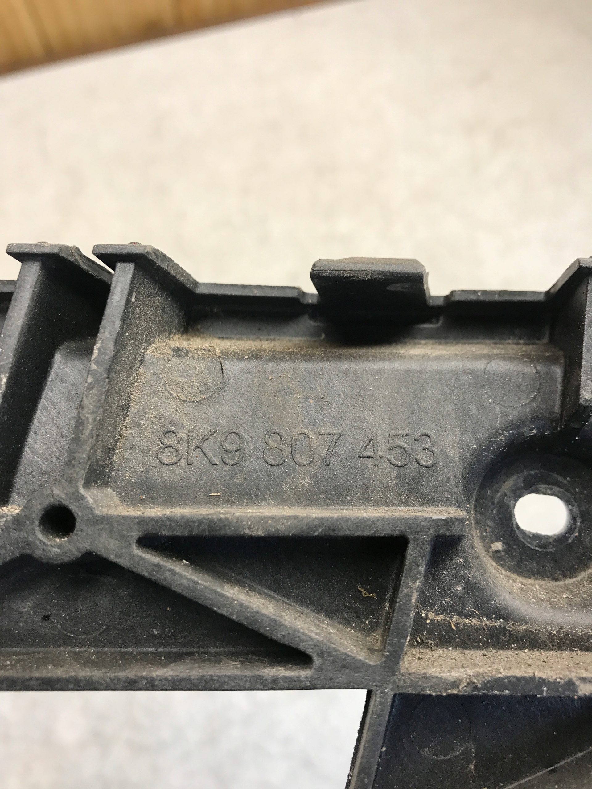 AUDI A4 B8 KOMBI bumper bracket left rear part 8K9807453