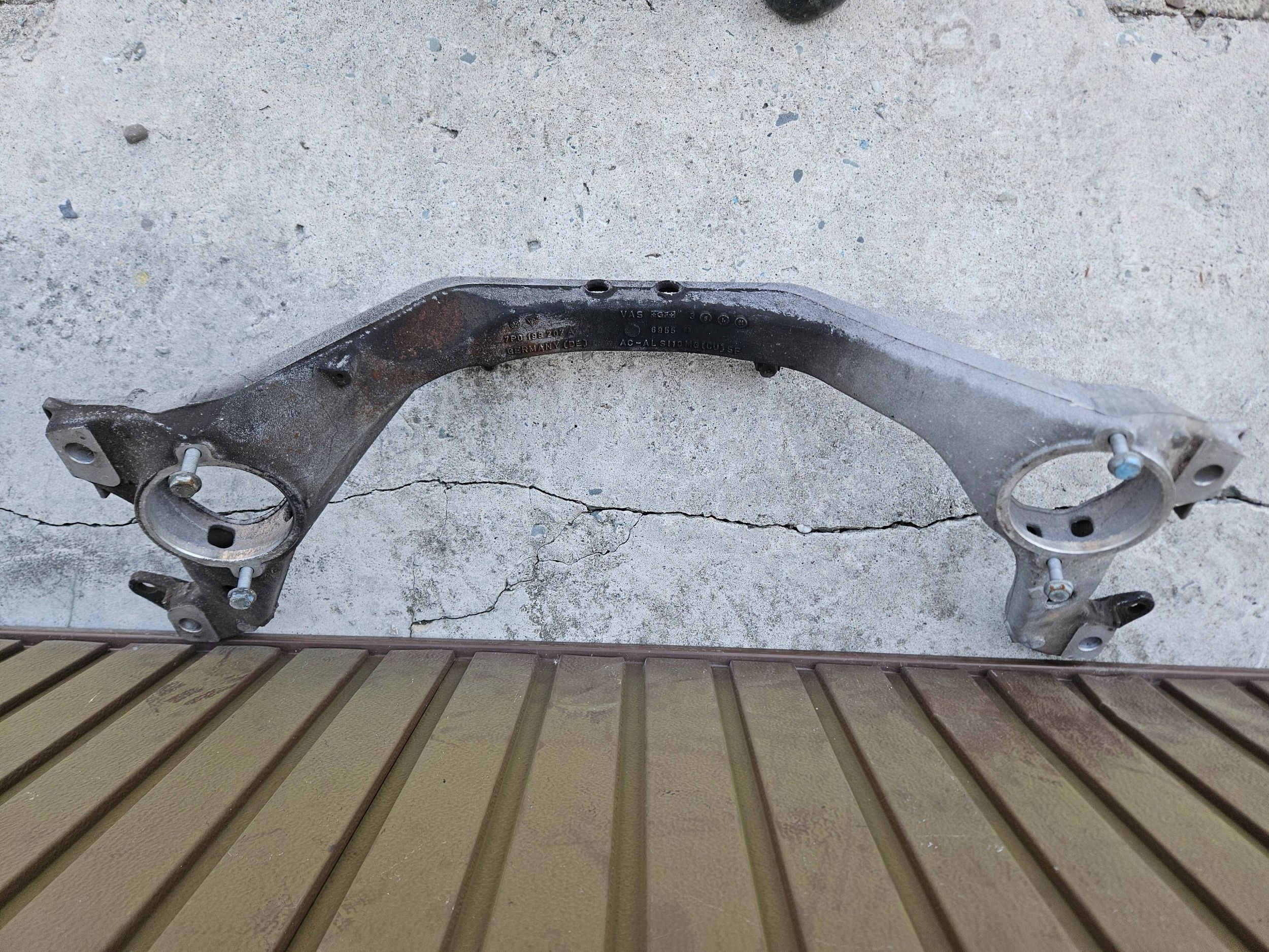 Volkswagen Touareg II 2 7P0 Support plaque Moteur