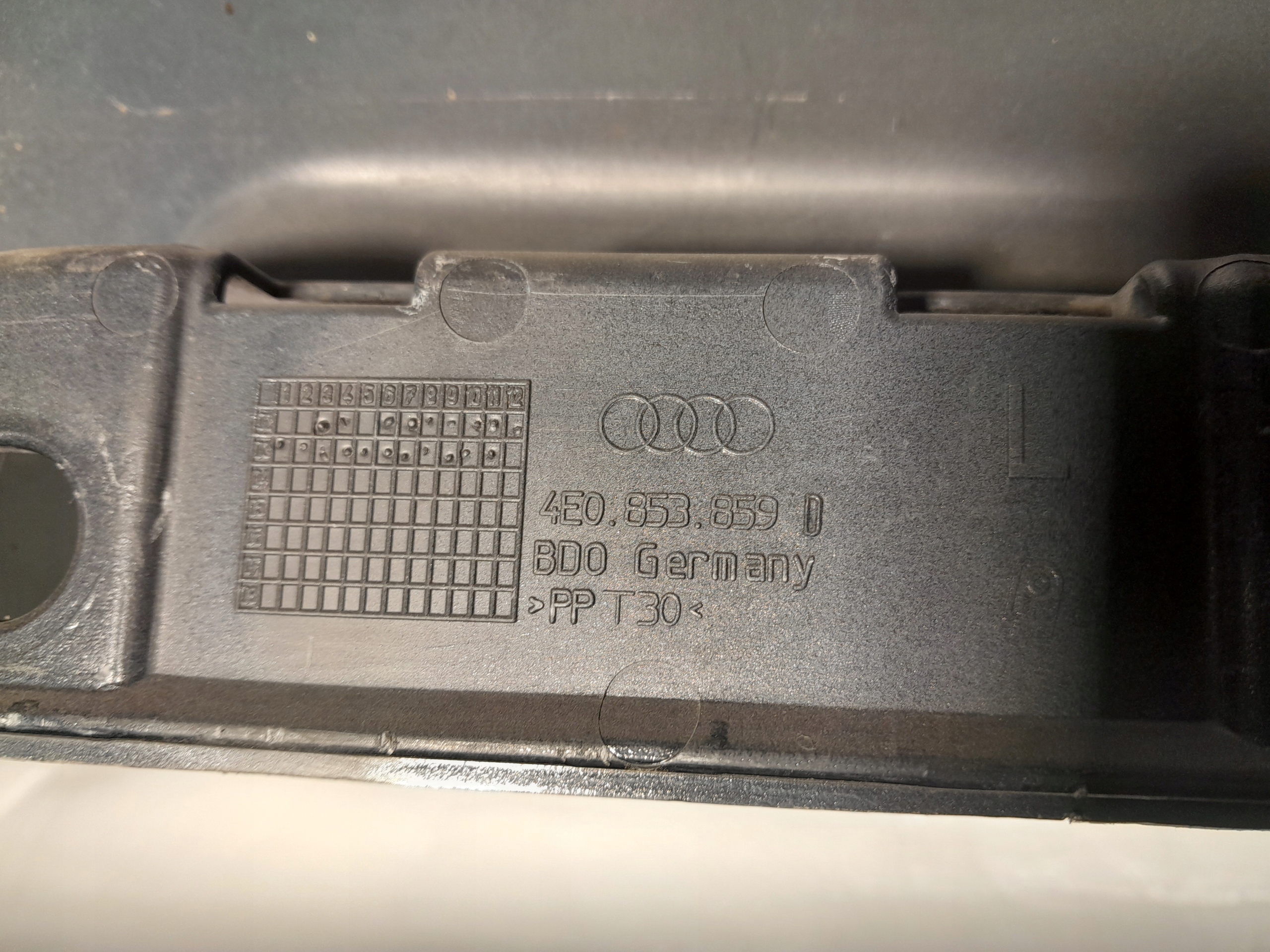 AUDI A8 D3 lišta krytka PRAHU 4E0853859D