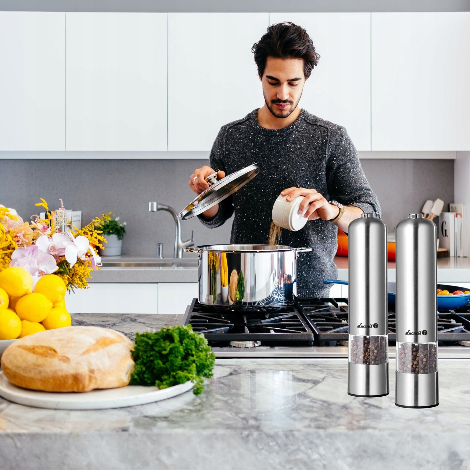 Elektryczny młynek do soli pieprzu przypraw z regulacją baterie 4xAA 2 szt. Kolor dominujący srebrny/szary