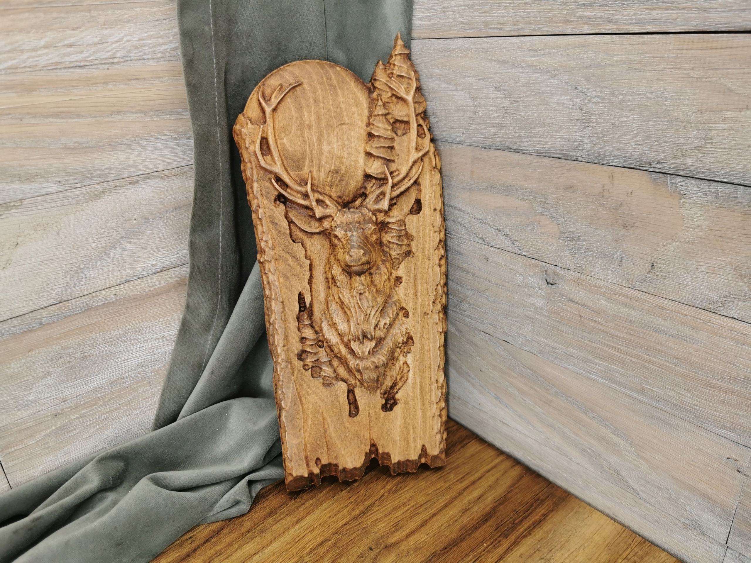 Dřevěná lovecká socha Jelen dárek pro lesníka 80 cm