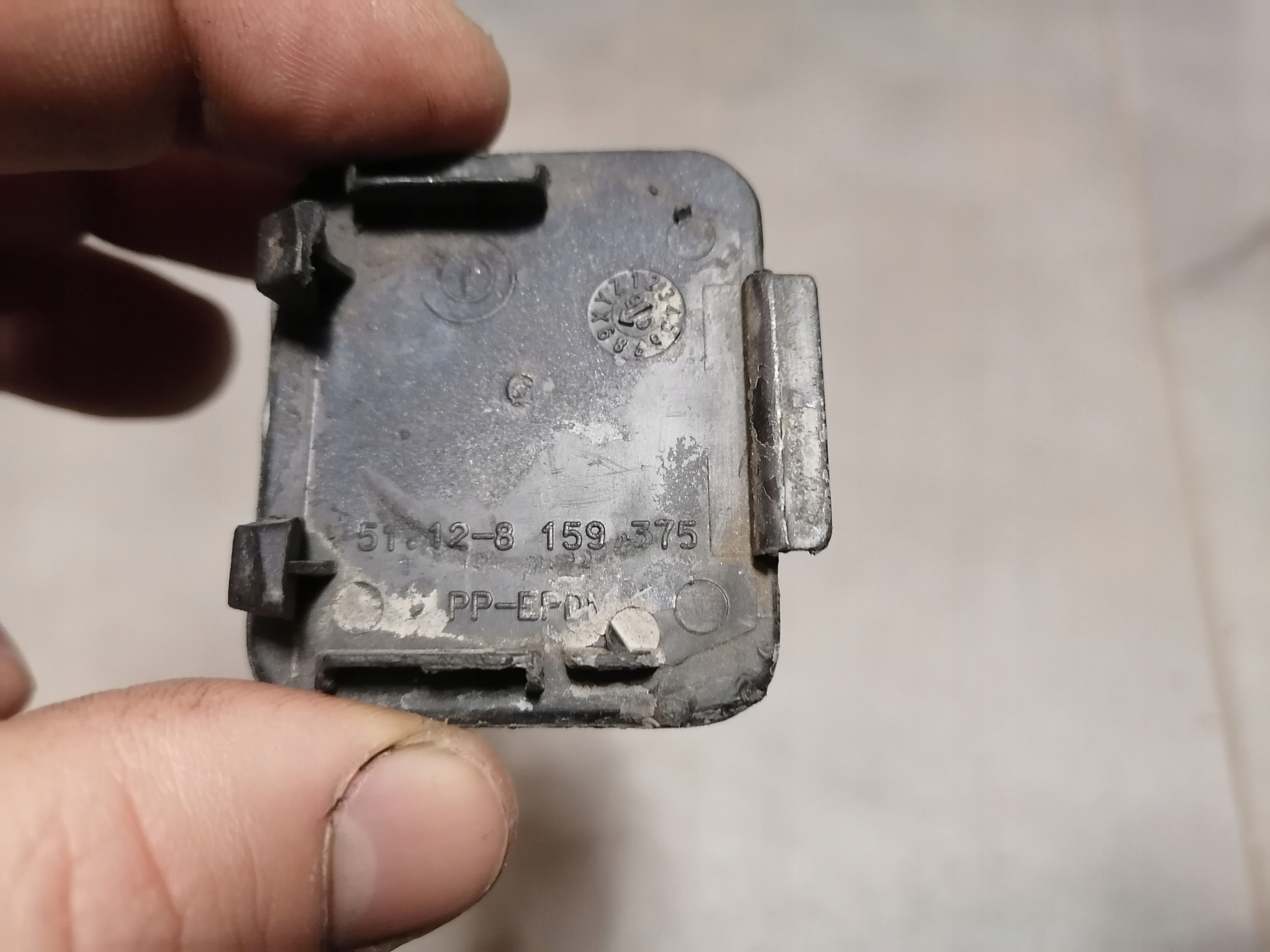 BMW 5 E39 fedél HAKA lökhárítónak far 8159375