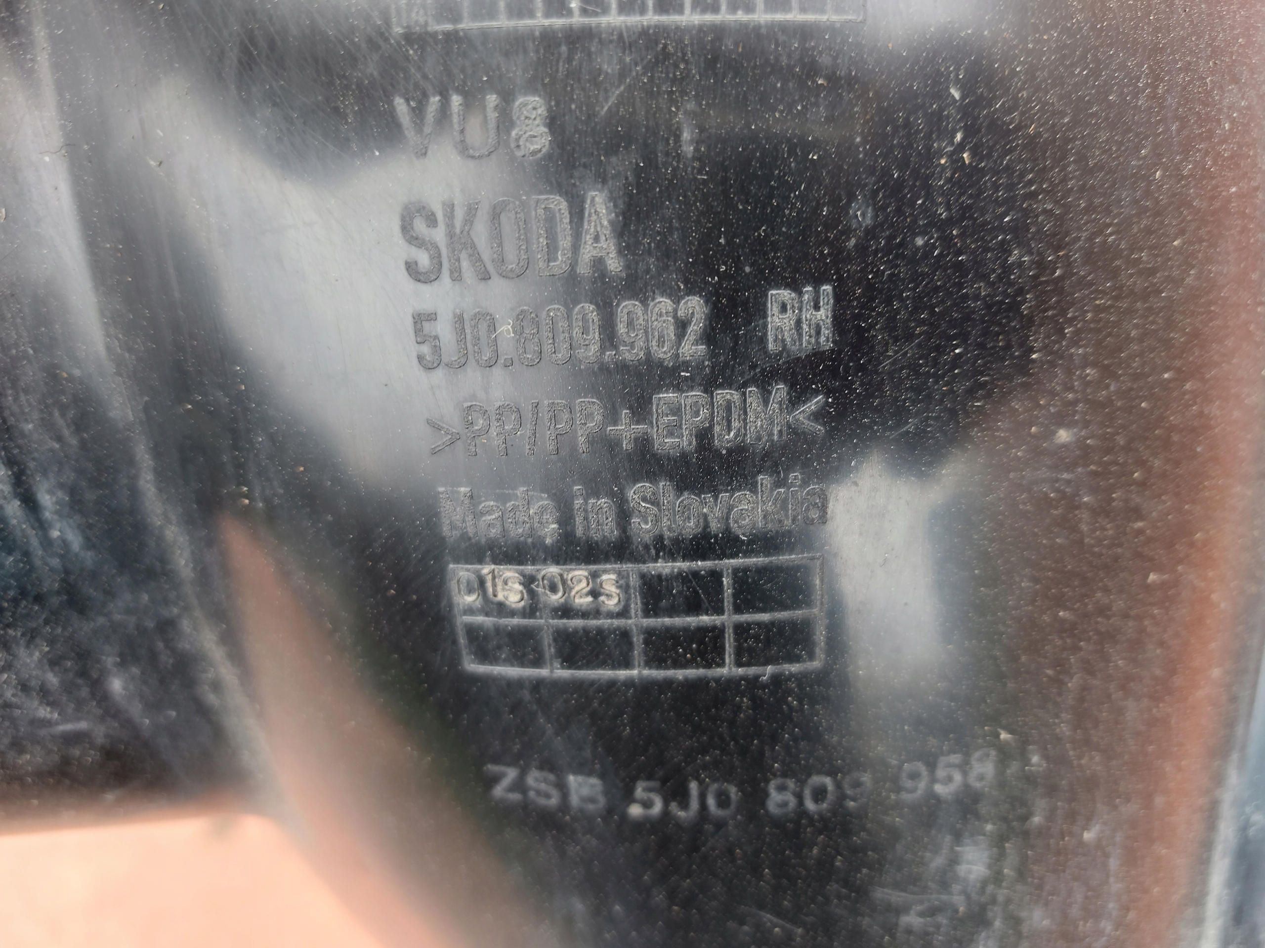 mudguard right front SKODA FABIA II