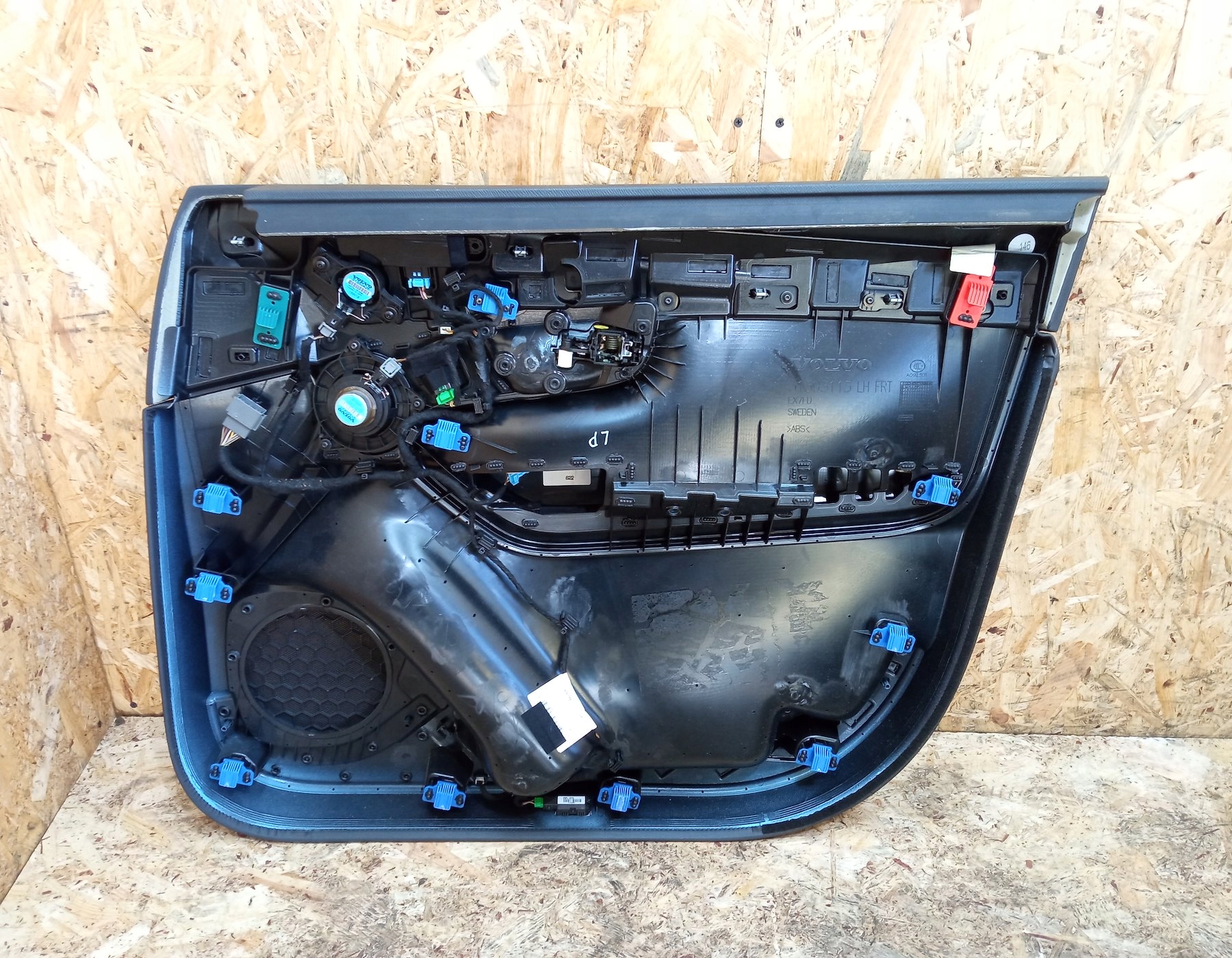 BOCZEK DRZWI LEWY PRZEDNI VOLVO XC90 II 31393113 Producent części Volvo