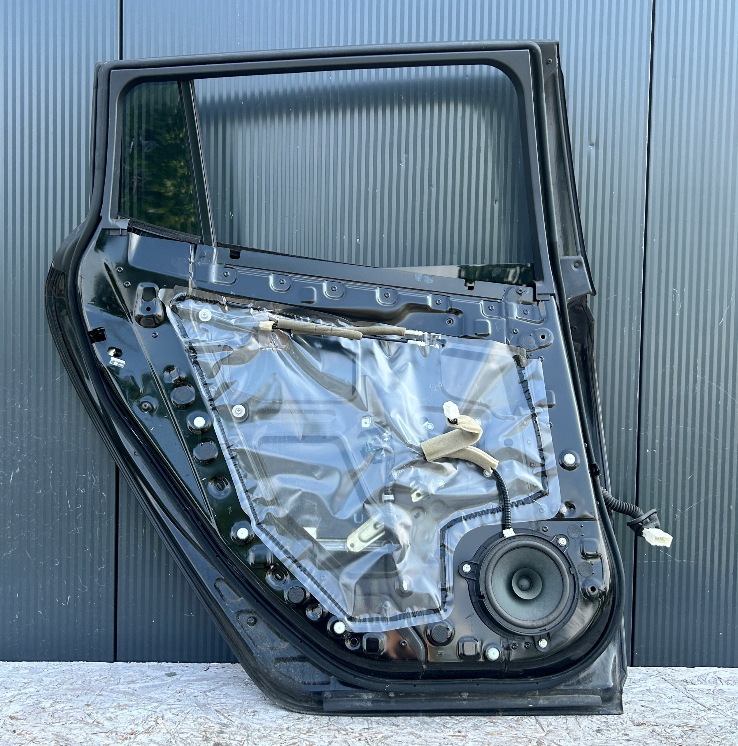 door left rear part rear. NISSAN LEAF and ZE0 10- KH3 complete