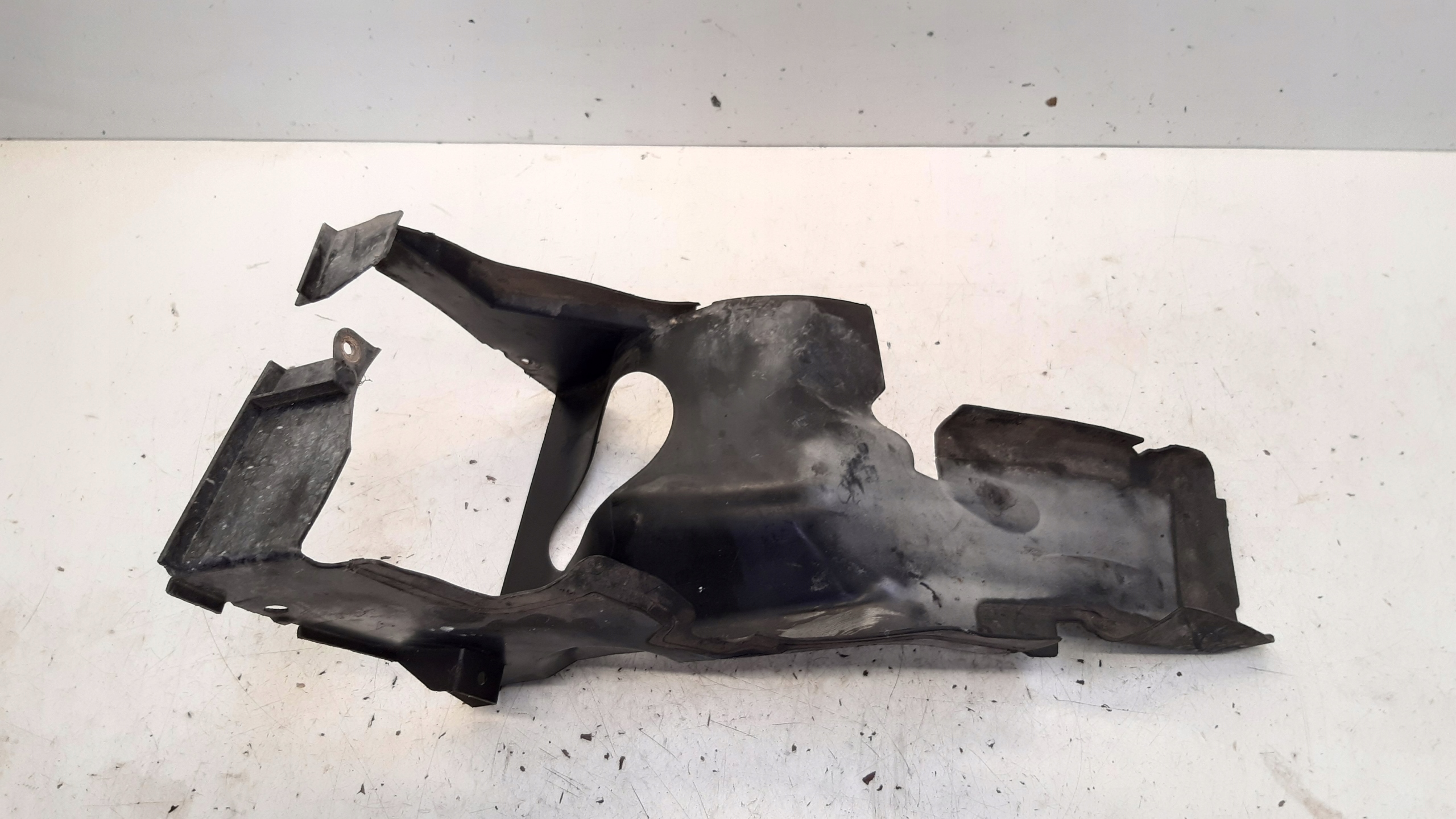 air duct air line left front 4E0117335D Audi A8 D3