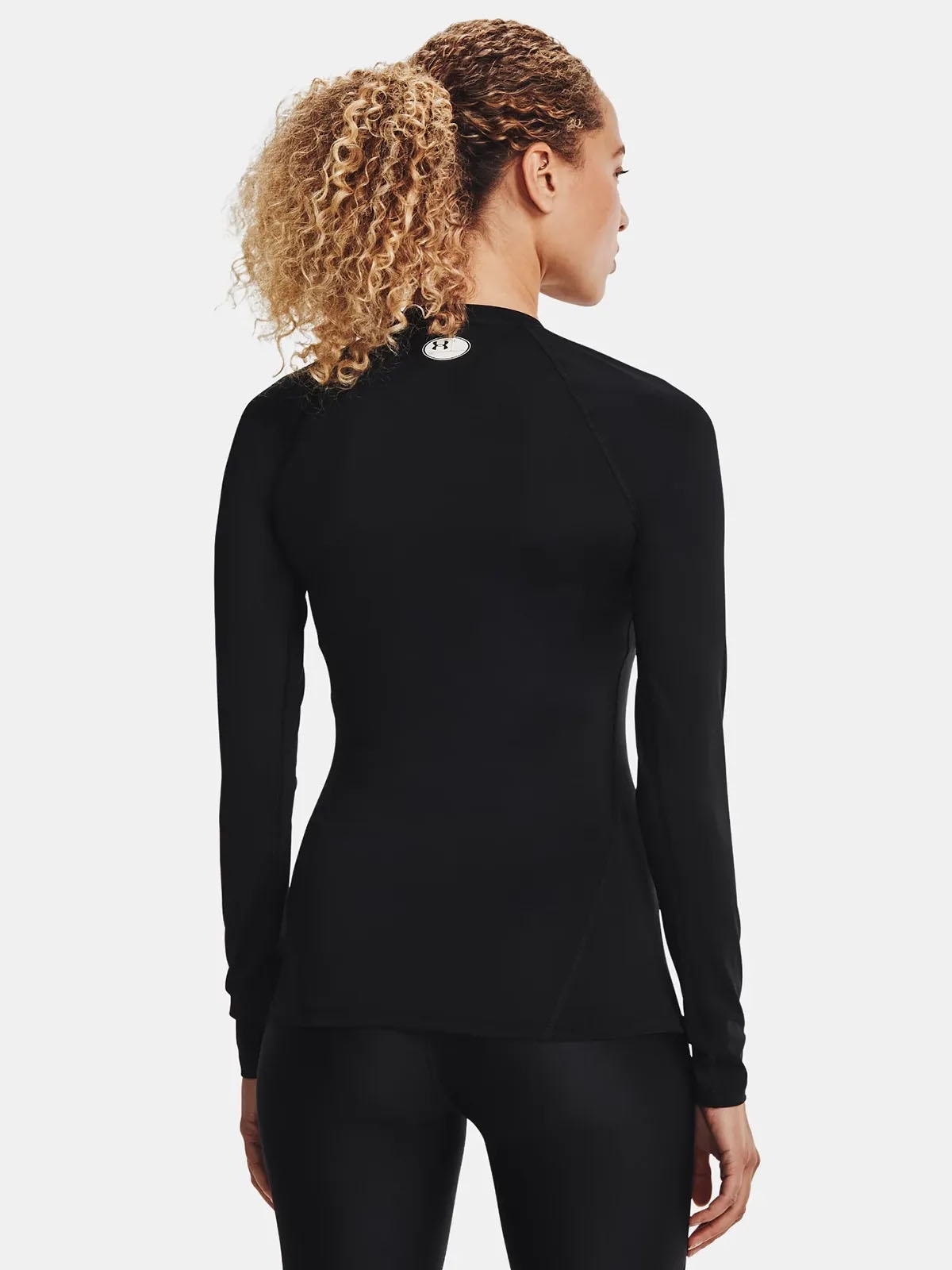 KOSZULKA DAMSKA UNDER ARMOUR LONGSLEEVE TERMOAKTYWNA SPORTOWA 1365459-001 Właściwości oddychające odprowadzające wilgoć szybkoschnące