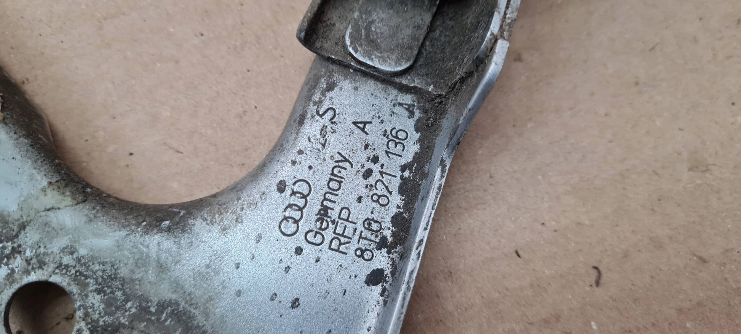 A5 8T S5 Poignée Support plaque Aile Droite Avant LX7W 8T0821136A