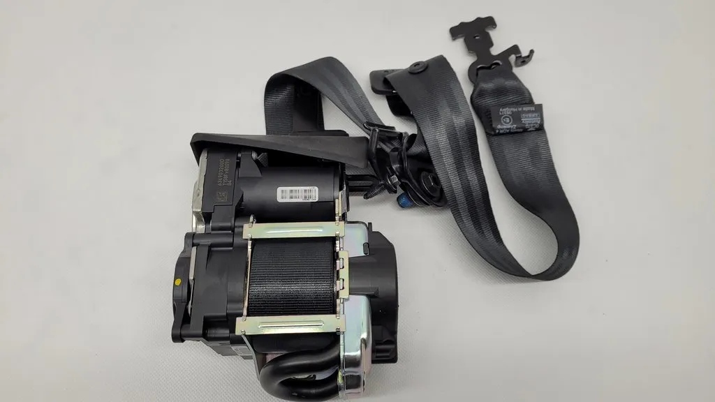 32131279 - VOLVO S60 III V60 II ремень безопасности передний левый