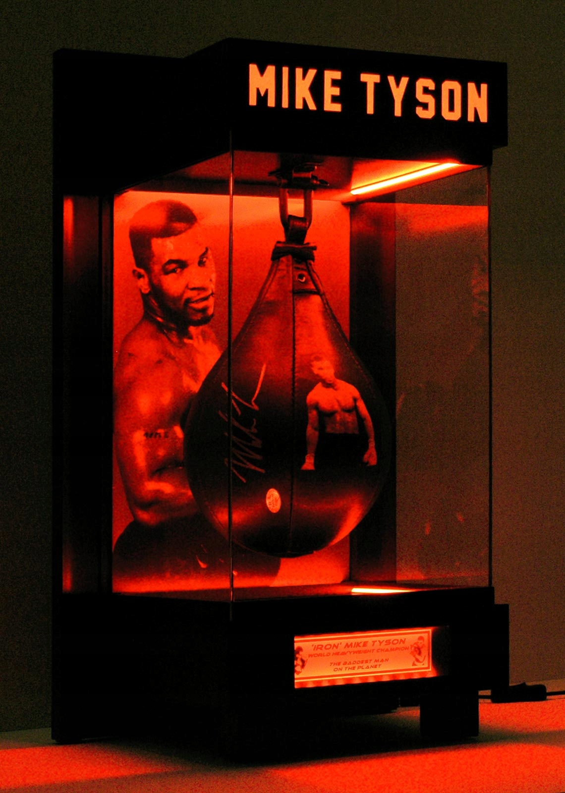 Mike Tyson autograf na gruszce bokserskiej w oprawie ! na biuro prezesa HIT Rok 2000