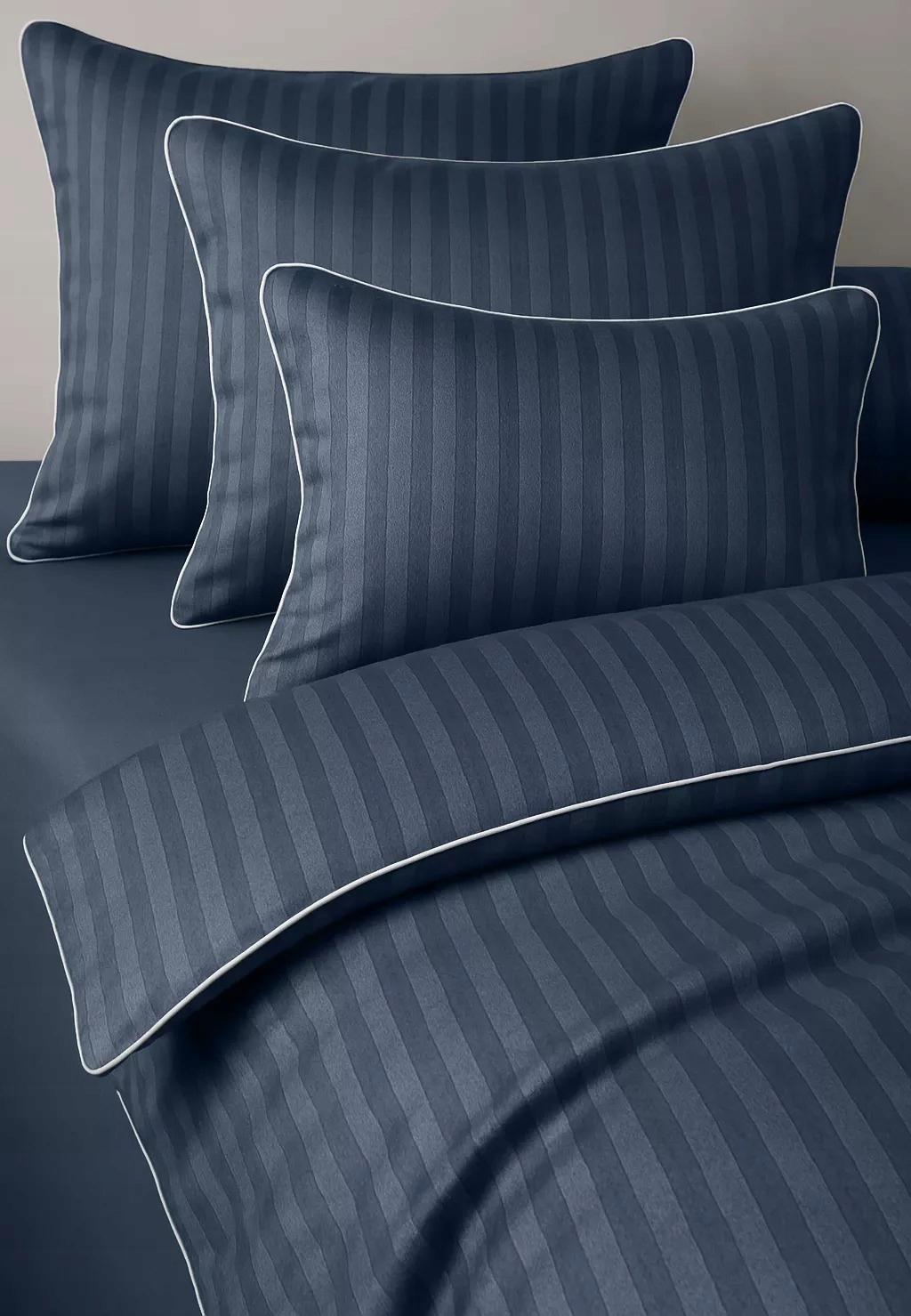 Posteľná Bielizeň damašková marengo modrá s bielou lemovkou 200x200 Maro Home