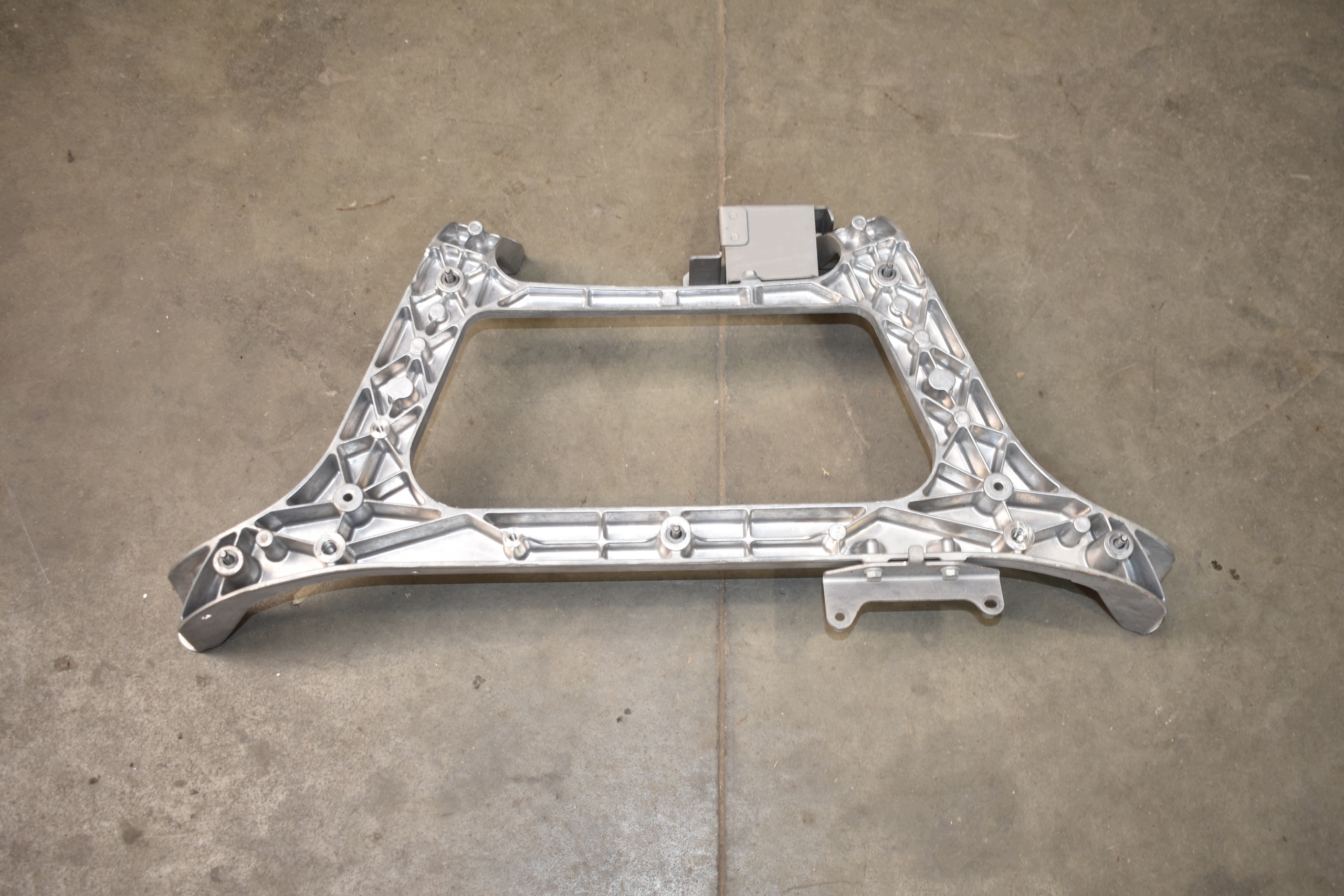 IDEALNY support pillar AMG MERCEDES W206 C63 1