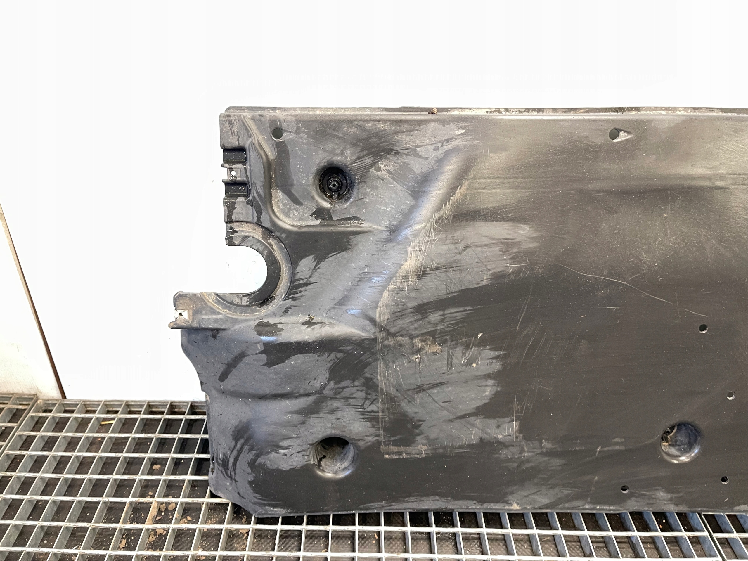 VOLKSWAGEN PASSAT B8 Variant left side cover chassis 3Q0825201B