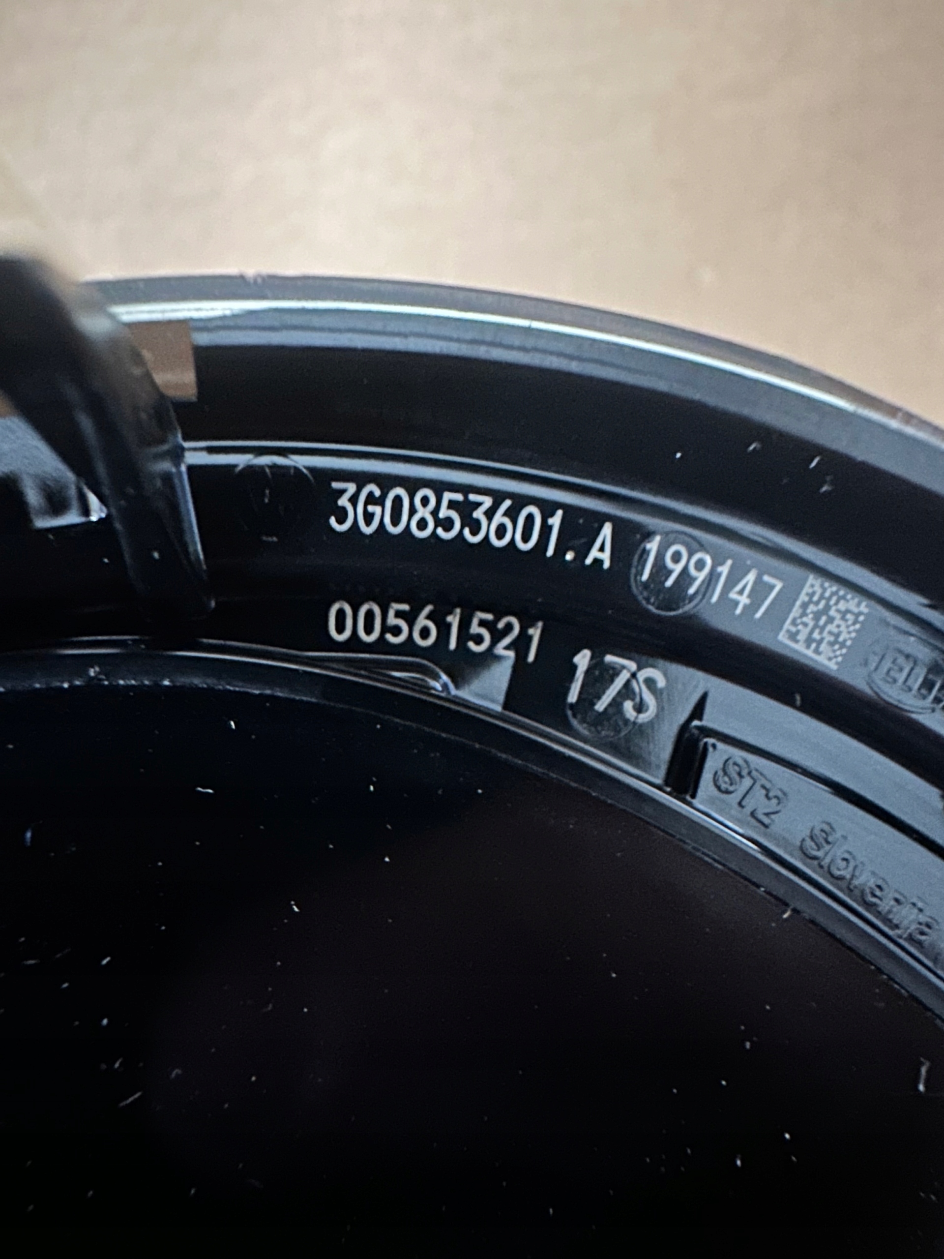 VW PASSAT B8 ARTEON POD RADAR EMBLEMAT 3G0853601A..... Marka Volkswagen