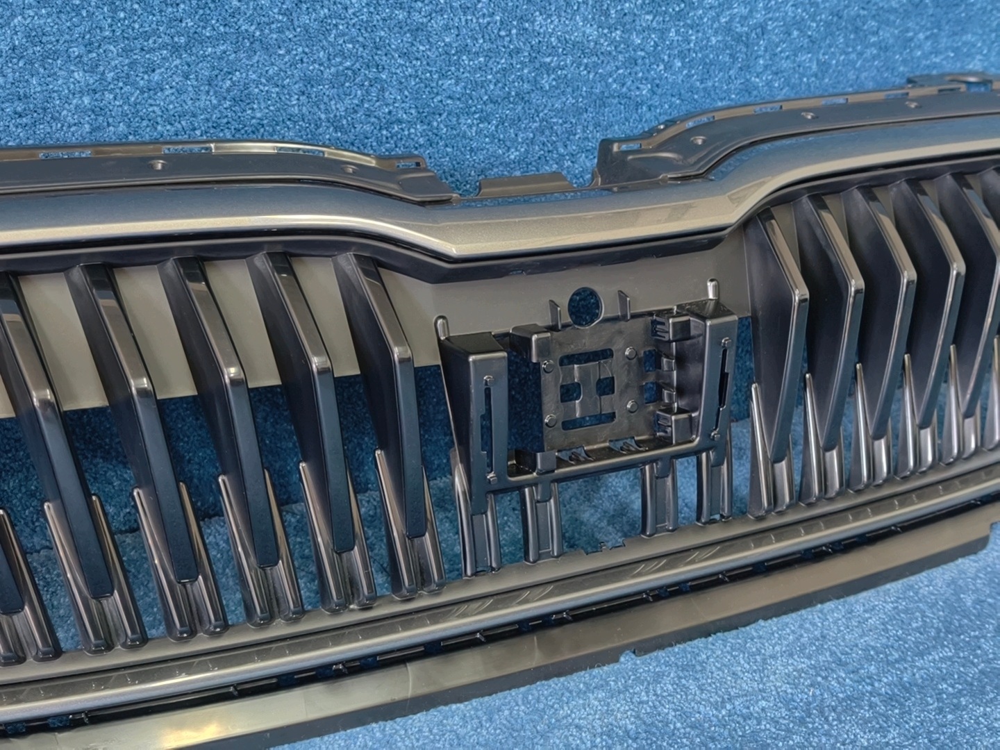 SKODA FABIA IV 2021 - grille radiateur graphite original 6VA853653