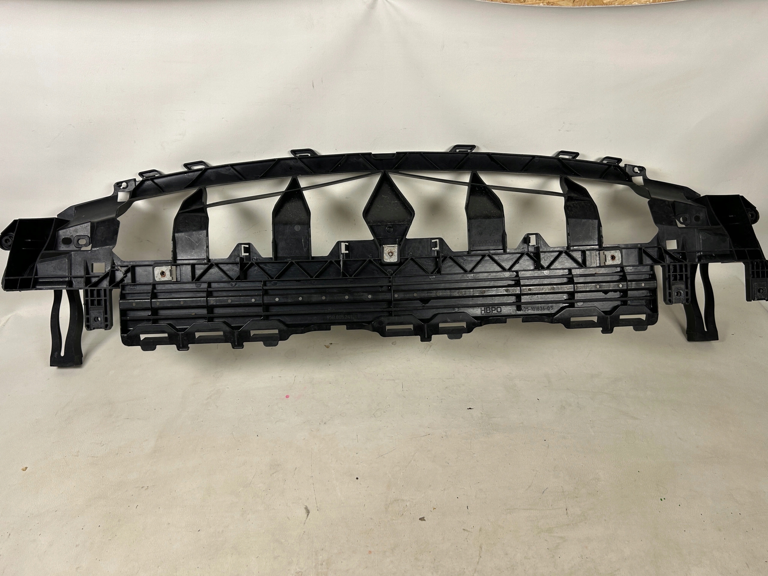 PORSCHE MACAN 95B pillar lower of a bumper wall support 95B805241B