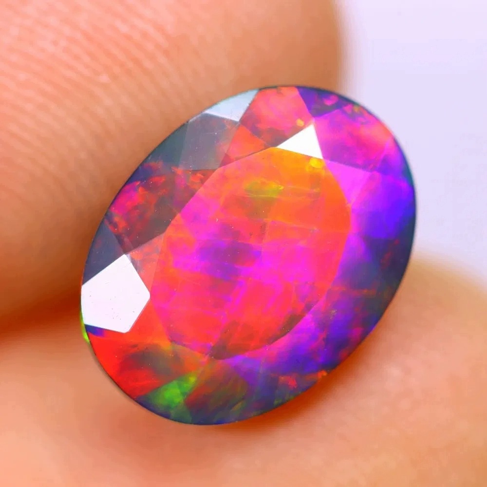 Přírodní opál černý 2.25 ct Ovál Etiopie certifikát Wbd