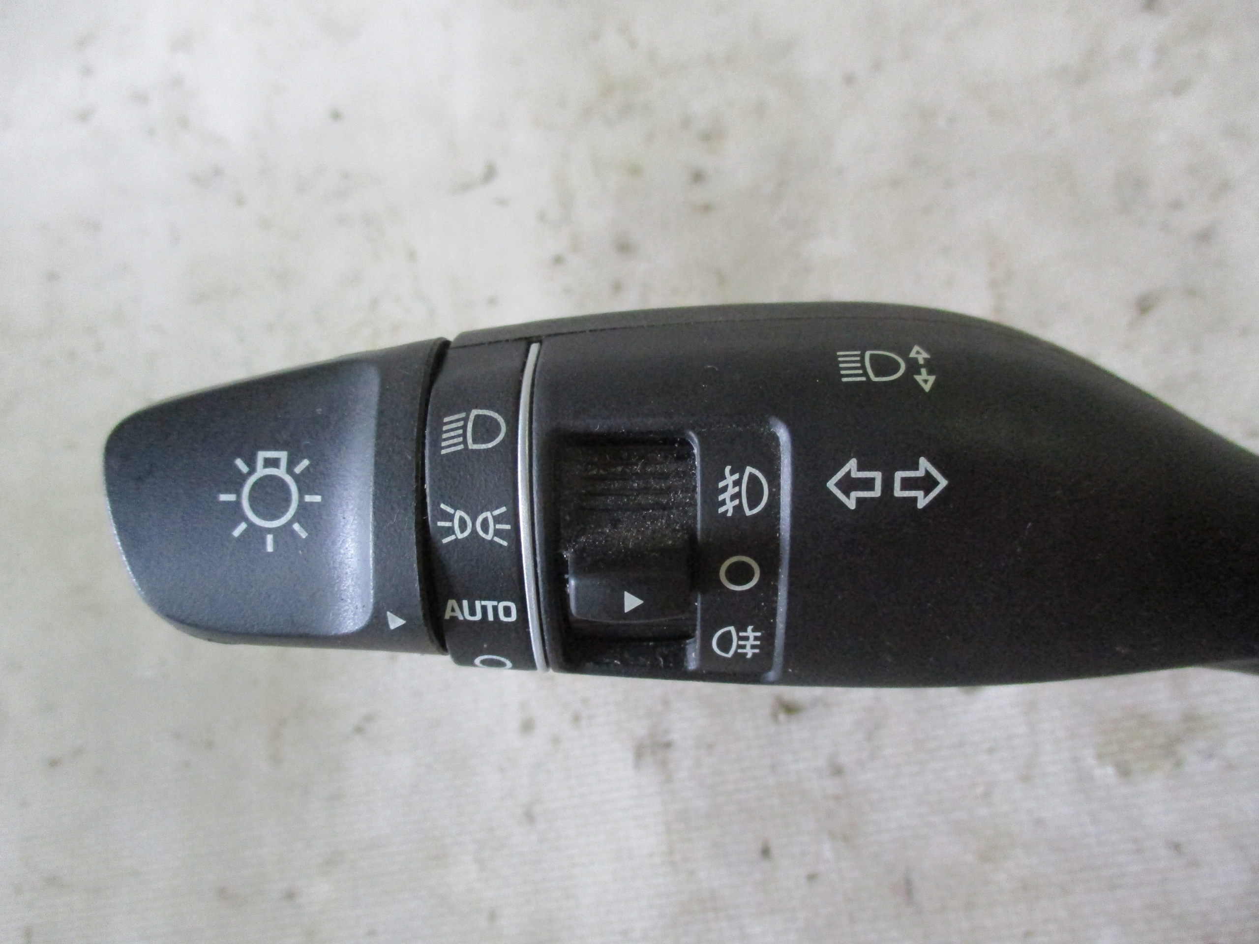 Devio leve volante Hyundai Tucson II 15r- 93403D7962