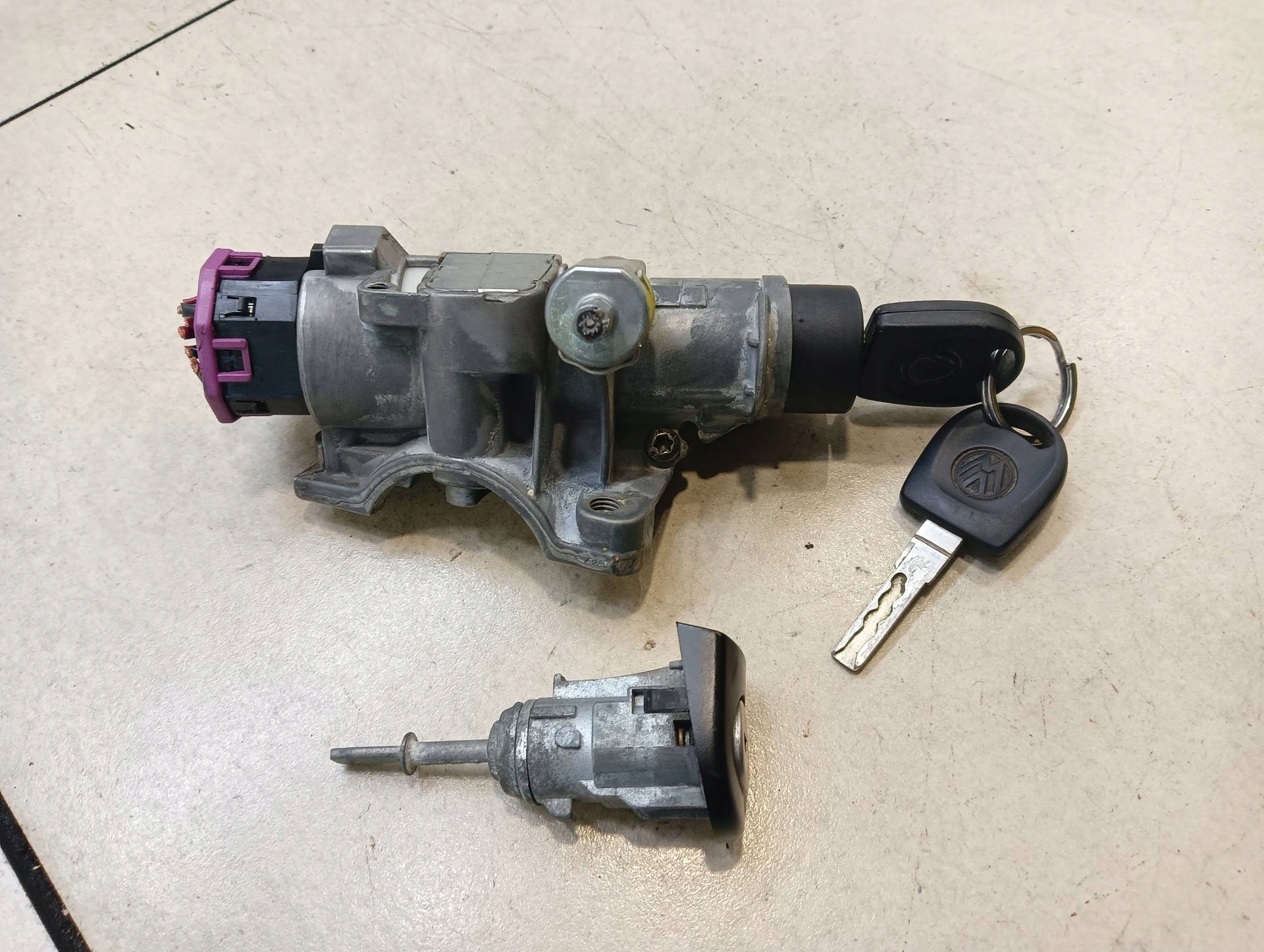 4B095851 - КЛЮЧ ЗАЖИГАНИЯ ЦИЛИНДР ЗАМКА GOLF IV АВТОМАТ