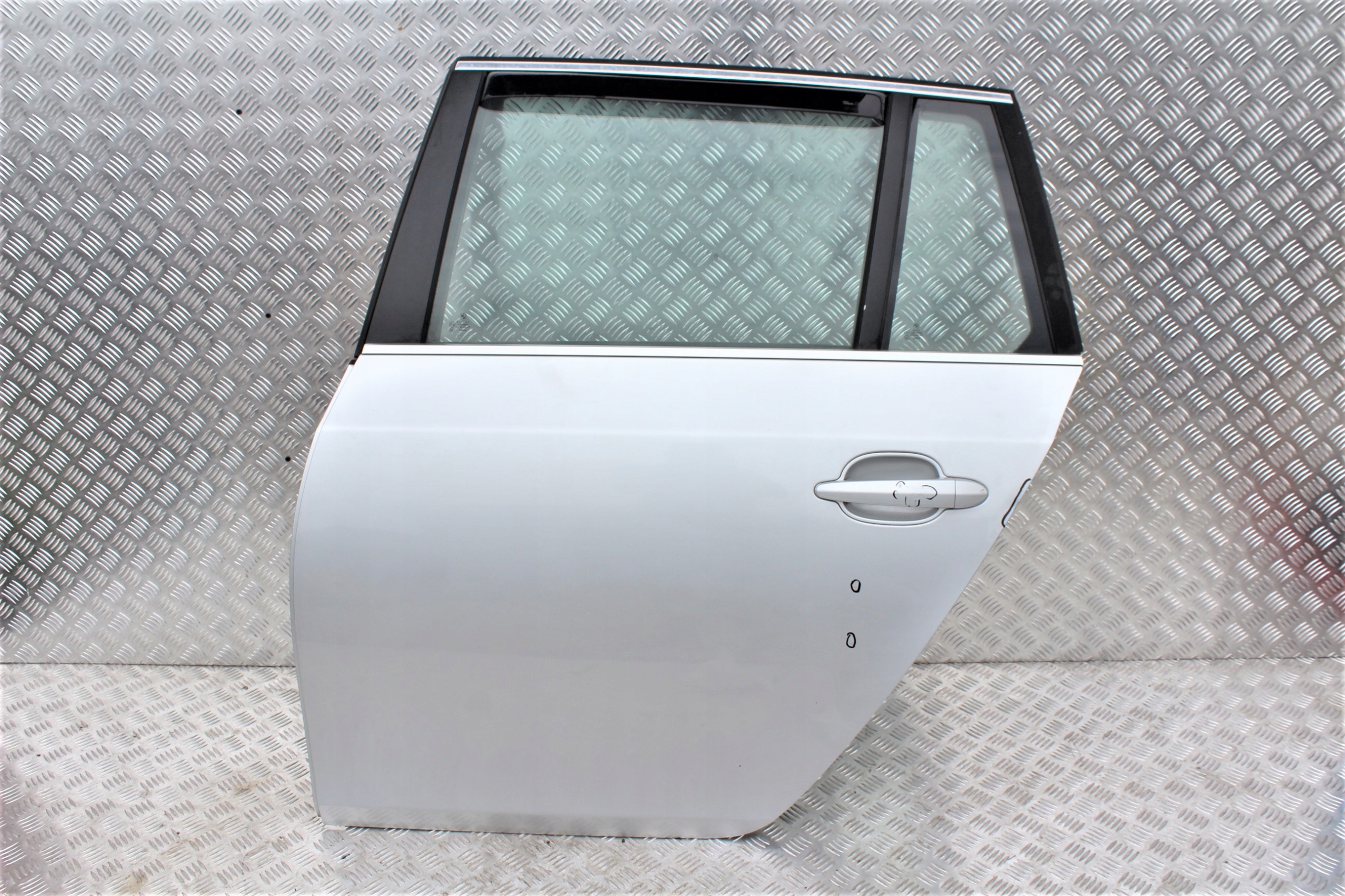 BMW 5 E61 DRZWI LEWY TYŁ TYLNE TITANSILBER 354 Kolor srebrny