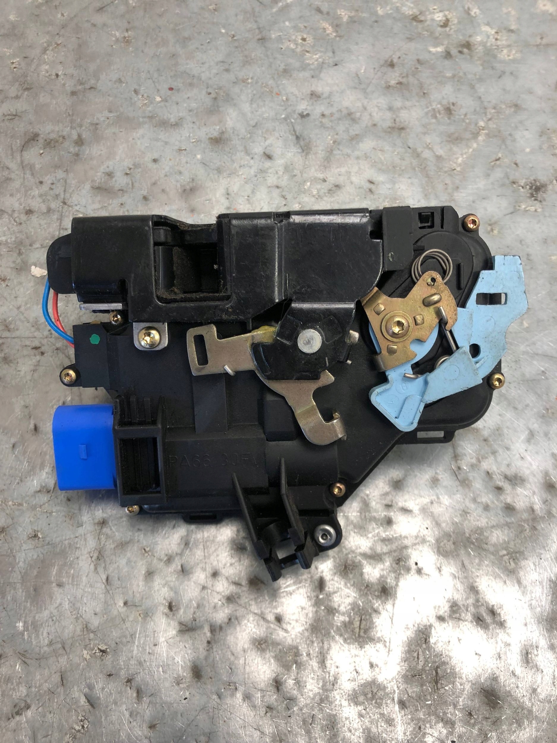 lock door left front VW GOLF V plus 3D1837015