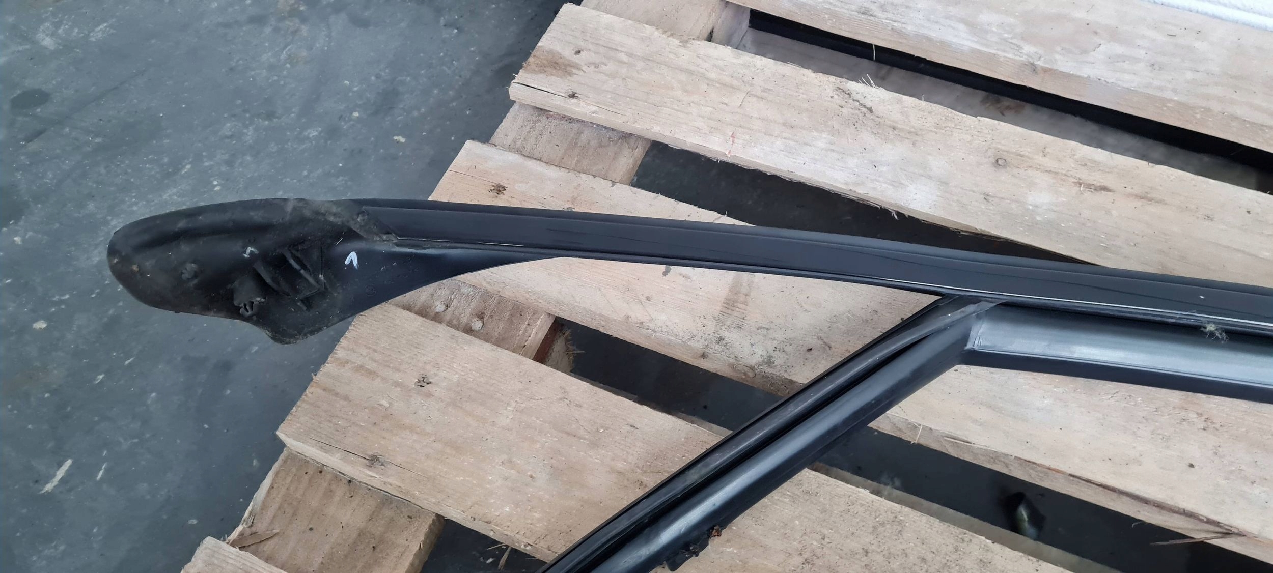 A6 C7 4G LIFT gasket windows left left front black 4G0837431B