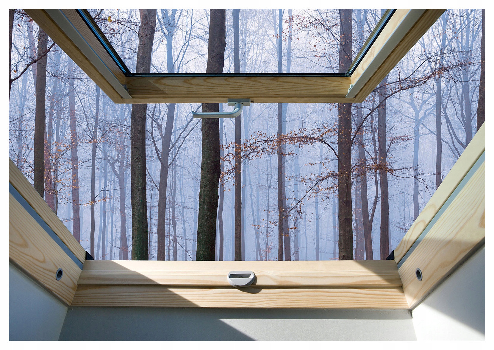 Fototapeta Zimní les z okna 200x140 Mansardové okno Zima doma lepidlo