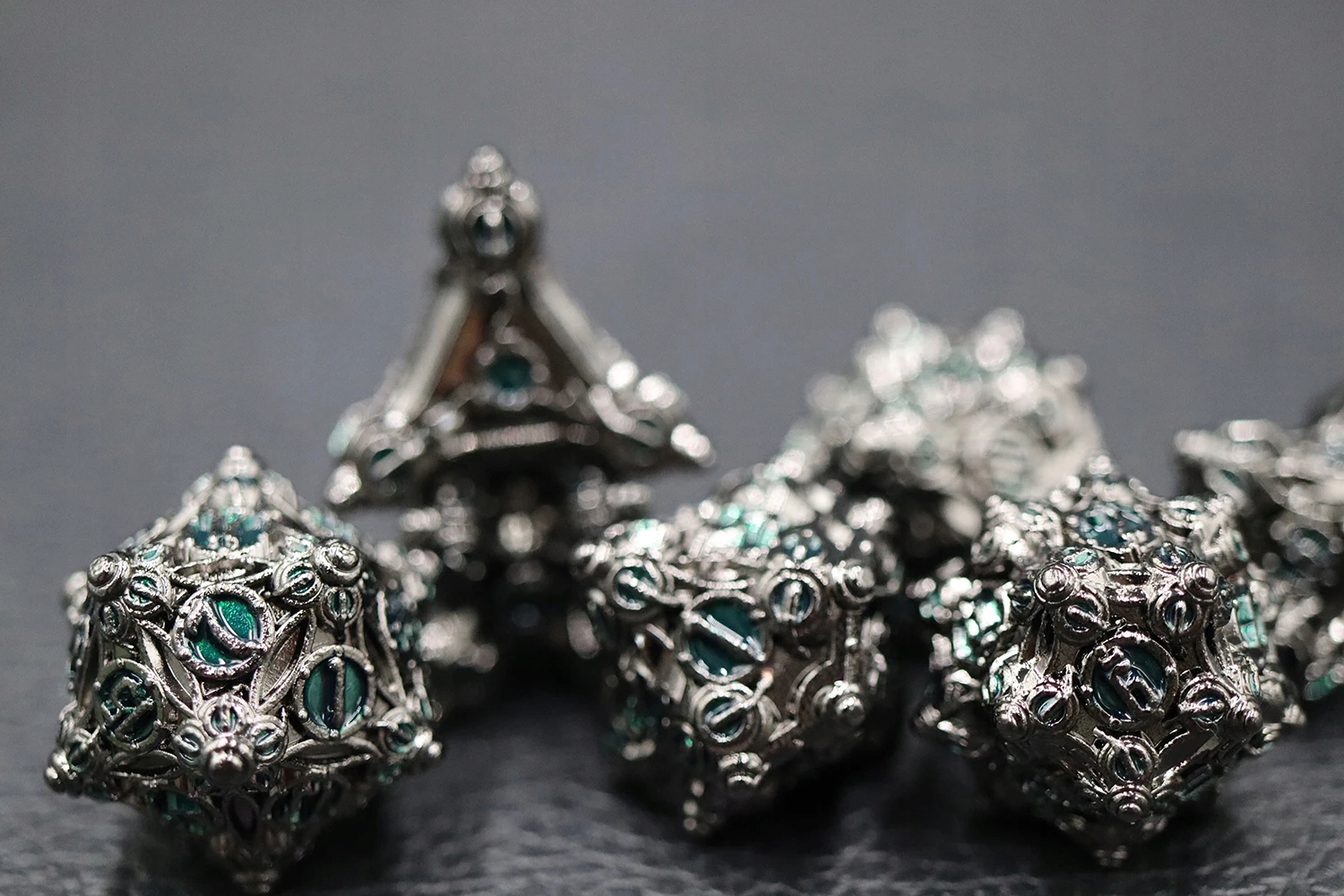 ZIMOWA TWIERDZA ZESTAW 7 METALOWYCH KOŚCI RPG Producent RGFK