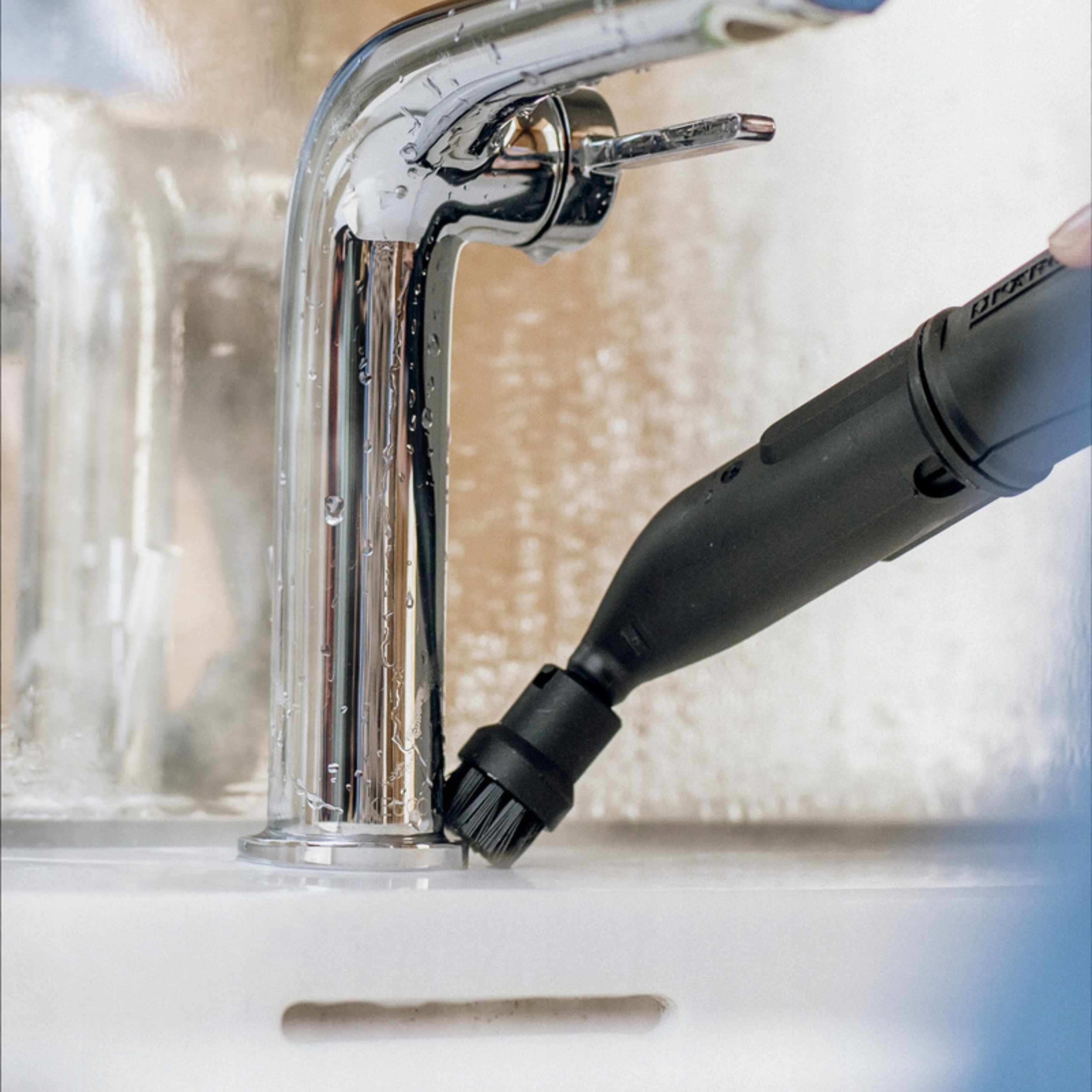 MOCNA PAROWNICA KARCHER SC 4 EasyFix + ZAPAS ŚCIERKI DO PODŁOGI + SZCZOTKI Waga produktu z opakowaniem jednostkowym 5.6 kg