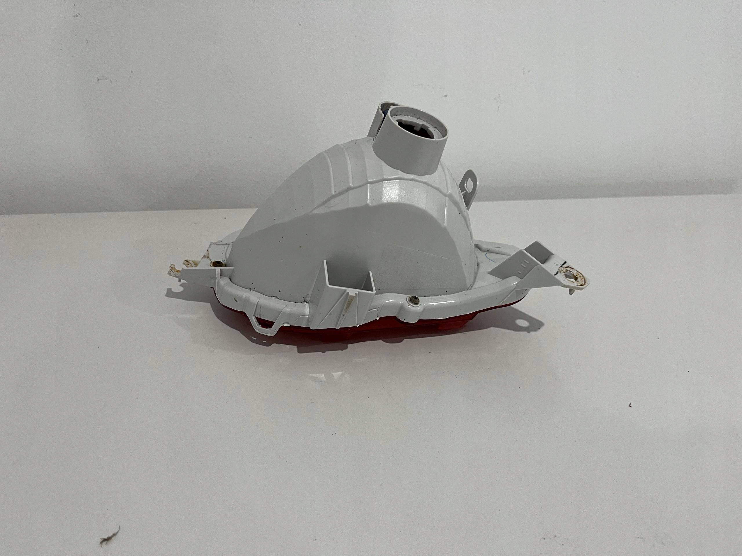 TOYOTA YARIS III LIFT LAMPA PRZECIWMGIELNA LEWY TYŁ KOITO 0D-170 Typ samochodu 4x4/SUV Samochody osobowe