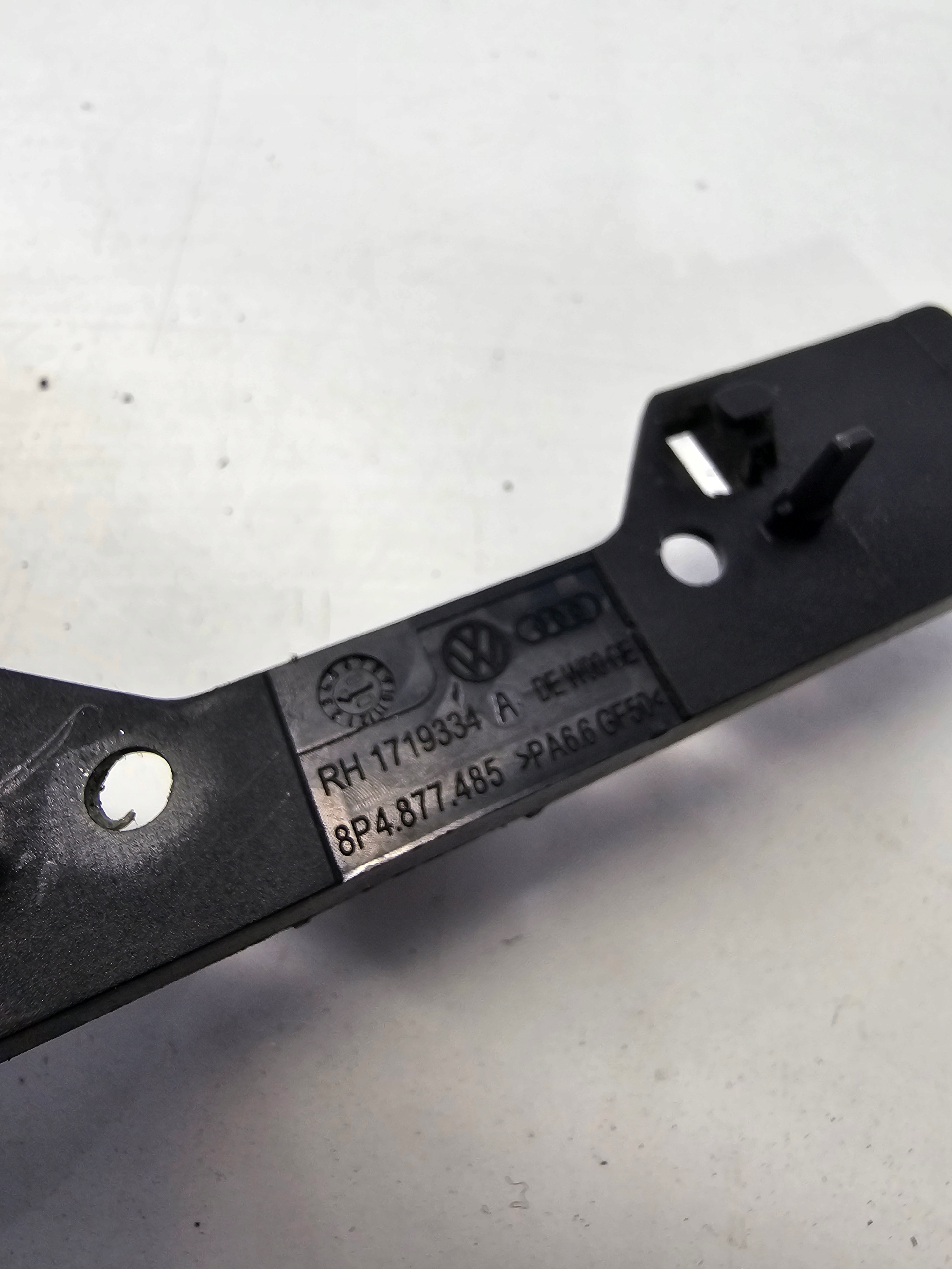 крепление Audi A3 8P 8P4877485