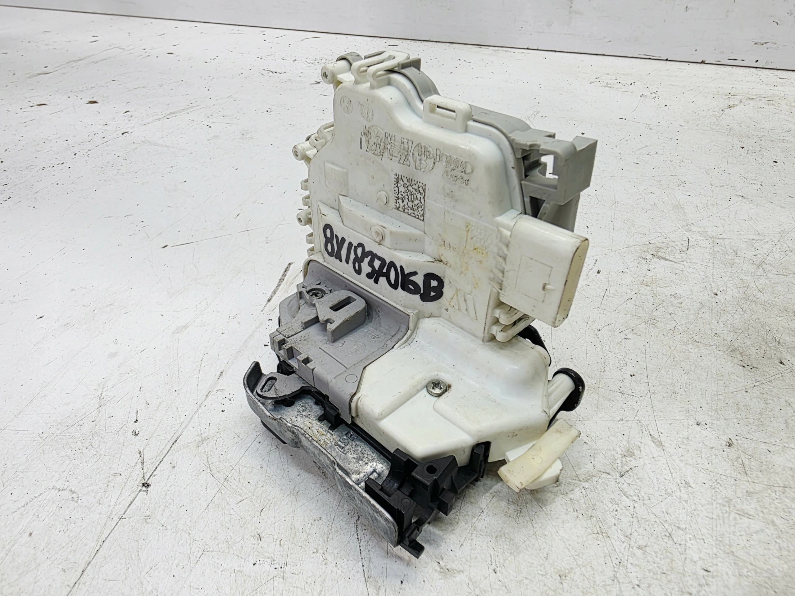 lock door right front AUDI A1 8X A3 8V A4 B9 A5 8W 8X1837016B 6 PIN