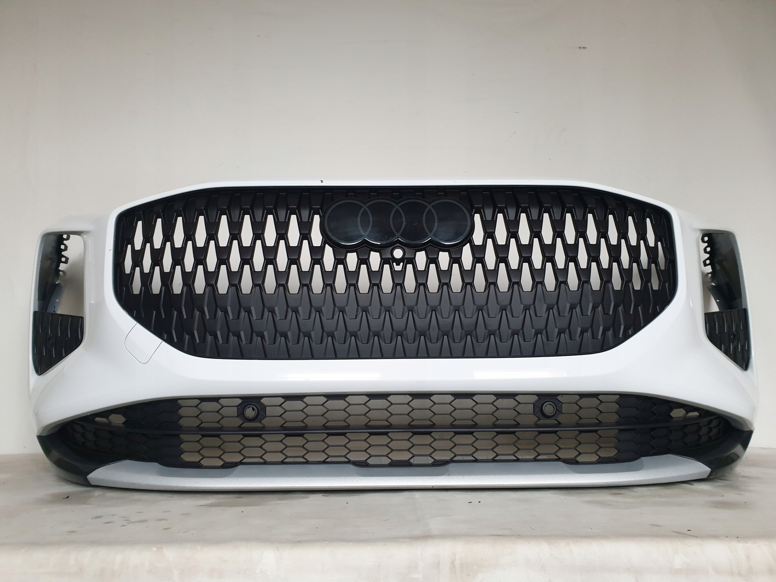 AUDI Q3 III 83H 25-> bumper front front 4xPDC 83H807437