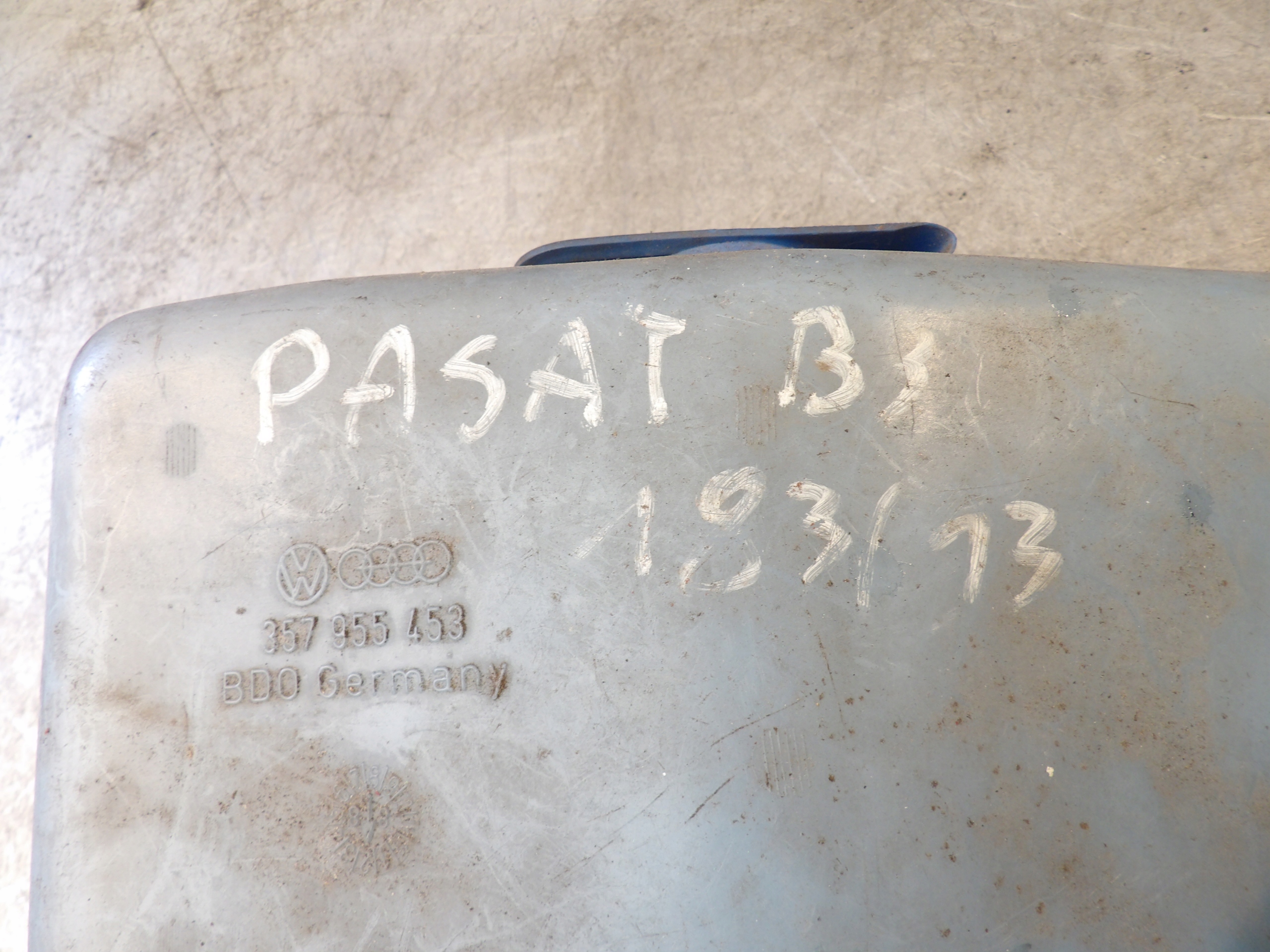 Passat B3 washer fluid tank 357955453
